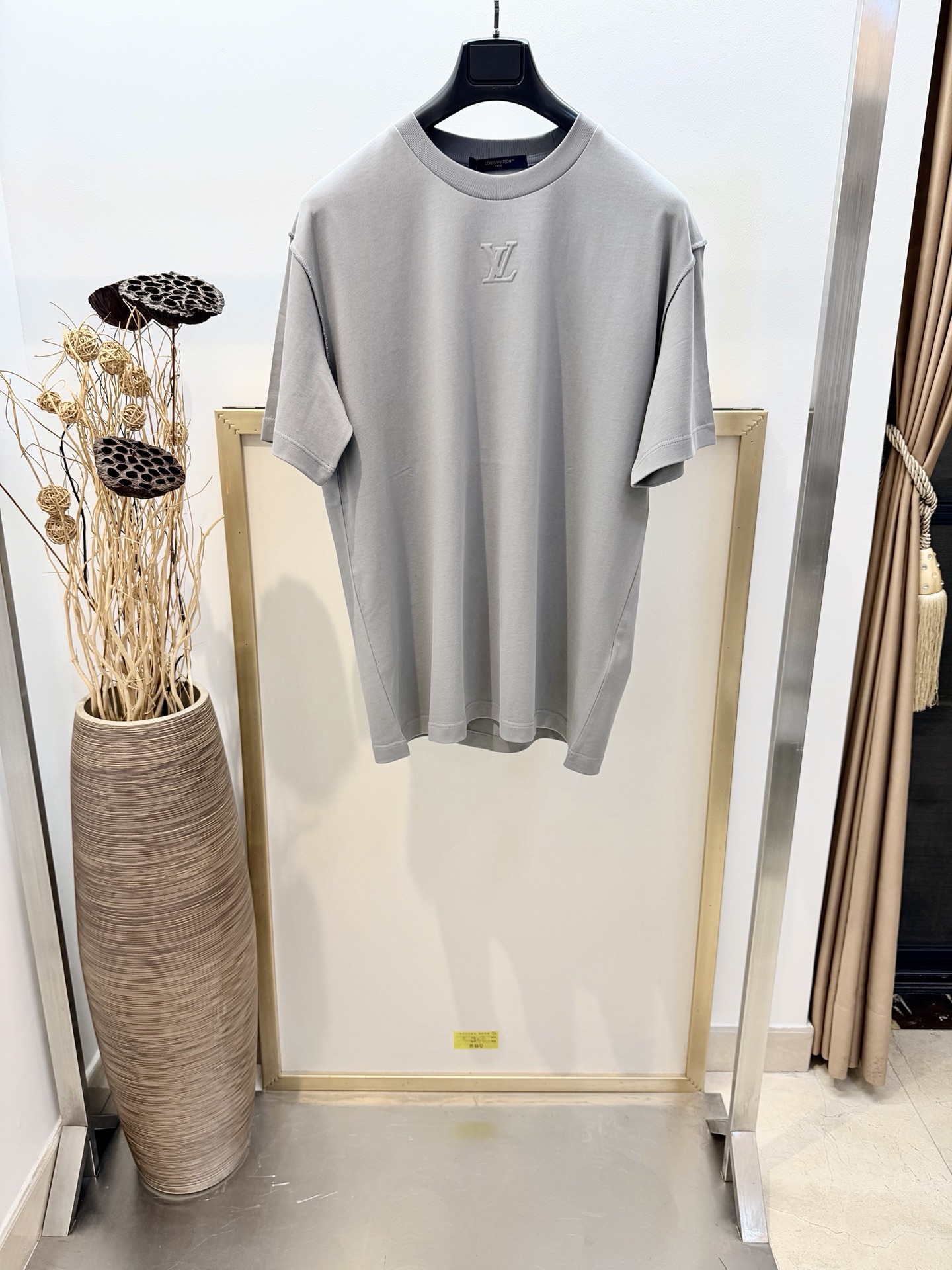 NO:744015,Size 46/48/50/52 size cement gray same style for men and women 1V Louis family 2026FW new color cement gray This T-shirt is made of soft heavy cotton, with light silicone to shape the front 1V  Logo embossing, consistent with zp, nano-scale silicone does not leave marks/never sticks to the body, and the modern atmosphere is immediately apparent. The flip-effect silk label is embellished on the back. The light knitted cotton fabric cuts a slim fit. The shoulders are fully hand-stitched with double threads, which is consistent with zp, making it more refined!  For pure cotton products, please wrap them in a laundry bag with cold water and wash separately to dry naturally. Do not soak in warm water!  ,Louis Vuitton-clothing,louis vuitton,real silk,19860909Size46/48/50/52码 水泥灰 男女同款 1V 路易家2026FW 新配色水泥灰本款 T 恤取材柔软重磅纯棉,以轻盈硅质塑造正面 1V 标识压纹,与zp一致纳米级硅胶不出印痕/绝不扎身,摩登气息一眼即现.翻转效果真丝标签点缀背后.轻盈针织棉布裁出修身版型.zp一致肩部全手工双线缝制工艺更显精致！ 纯棉制品请反面冷水包裹洗衣袋单独洗涤自然晾干,切勿温热水浸泡！,路易威登-服装,louis vuitton,real silk,,Women's clothing