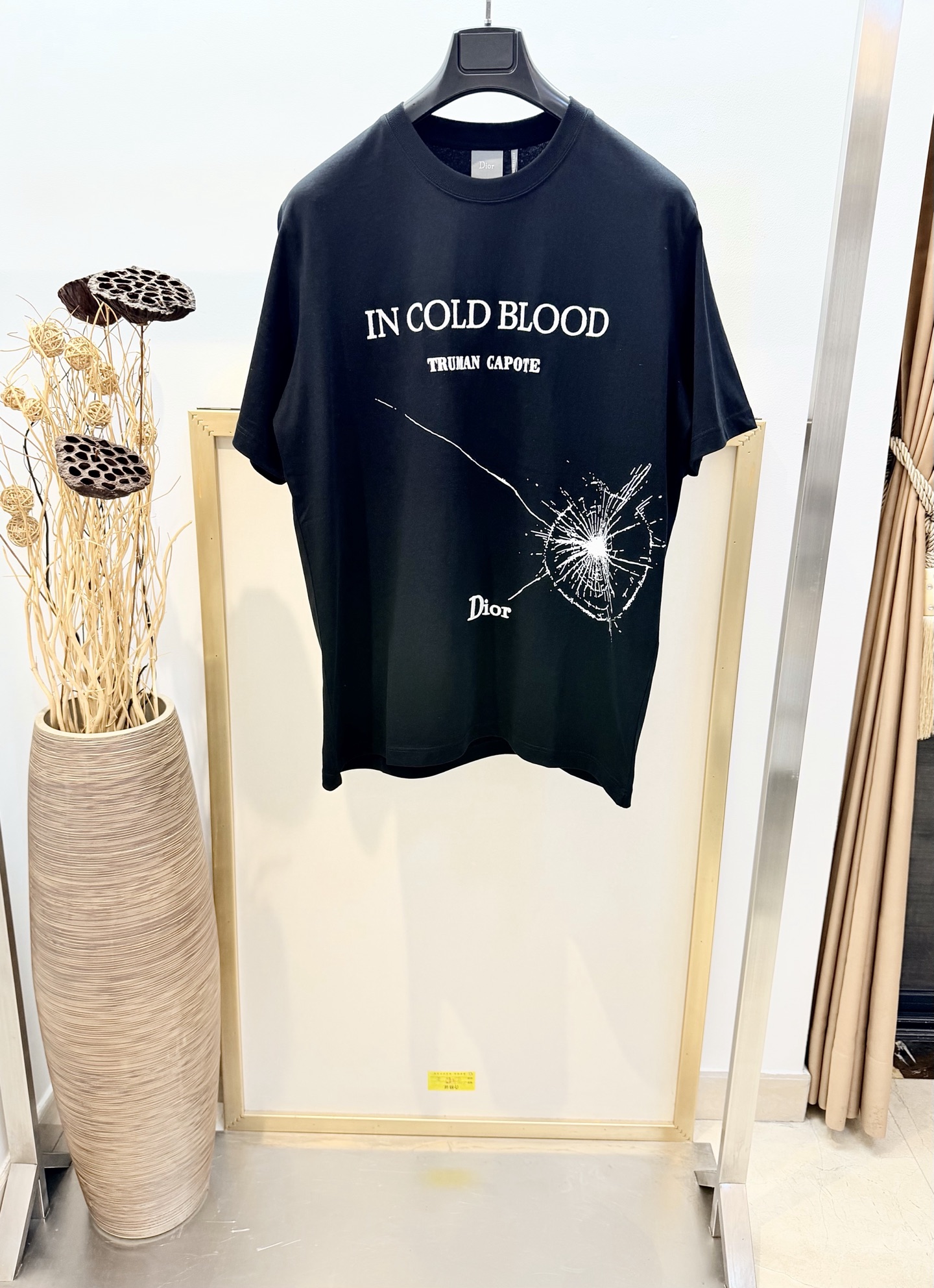 NO:744010,Sizes/m/l/xl Unisex Dio*/Di* CD 2026FW This T-shirt is a classic item from Jonathan Anderson's dream library collection, showing Truman Capote's work 'In Cold'  The first edition cover of 'Blood' pays homage to the literary classic. It is carefully made of black and white cotton jersey fabric, with embroidery and printing on the front to show the book cover. It can be paired with oversized tailoring trousers to create a casual and fresh look. Book Cover graphic embroidery and printing. Washing method: Dry clean or wrap inside a laundry bag for quick machine wash in cold water!  ,Dior-clothing,dior,dior,tees,t-shirt,19860909Sizes/m/l/xl 男女同款 Dio*/迪* CD 2026FW 这款T恤是乔纳森安德森（onathan Anderson）梦幻图书馆藏中的经典单品,展现杜鲁门卡波特（Truman Capote） 的作品《冷血（In Cold Blood）》的第一版封面,向文学名著致敬.采用黑色和白色棉质平纹针织面料精心制作,正面以刺绣和印花展现图书封面.可搭配超大版型精裁长裤,打造休闲清新的造型.Book Cover 图案刺绣和印花 洗涤方式干洗或反面包裹洗衣袋冷水快速机洗！,迪奥-服装,dior,dior,tees，t-shirt,,Women's clothing