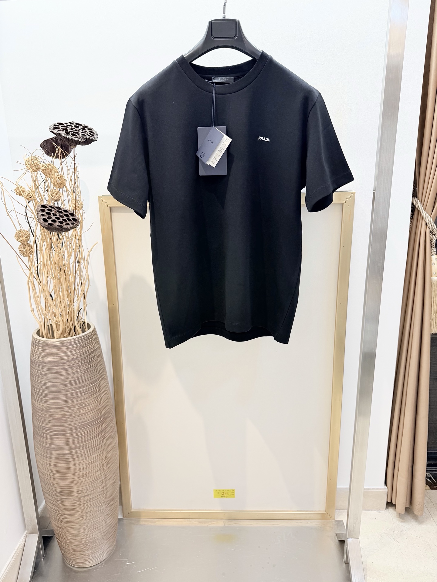 NO:744495,Sizes/m/l/xl Black/White Unisex Pr*da/Pr*da 2026FW Spring and Summer Series Simple and Versatile Cotton Half-Sleeve T-shirt This cotton T-shirt adopts classic tailoring, with a round neck and slim fit. Embroidered brand letter logo. It is recommended to dry clean or wrap it inside a laundry bag for quick machine washing in cold water!  ,Prada-clothing,prada,tees,t-shirt,19860909Sizes/m/l/xl 黑/白两色 男女同款 Pr*da/普*达 2026FW春夏系列简约百搭棉质半袖T恤 这款棉质T恤采用经典剪裁,配以圆领和修身版型.刺绣品牌字母徽标. 建议干洗或反面包裹洗衣袋冷水快速机洗！,普拉达-服装,prada,tees，t-shirt,,Women's clothing