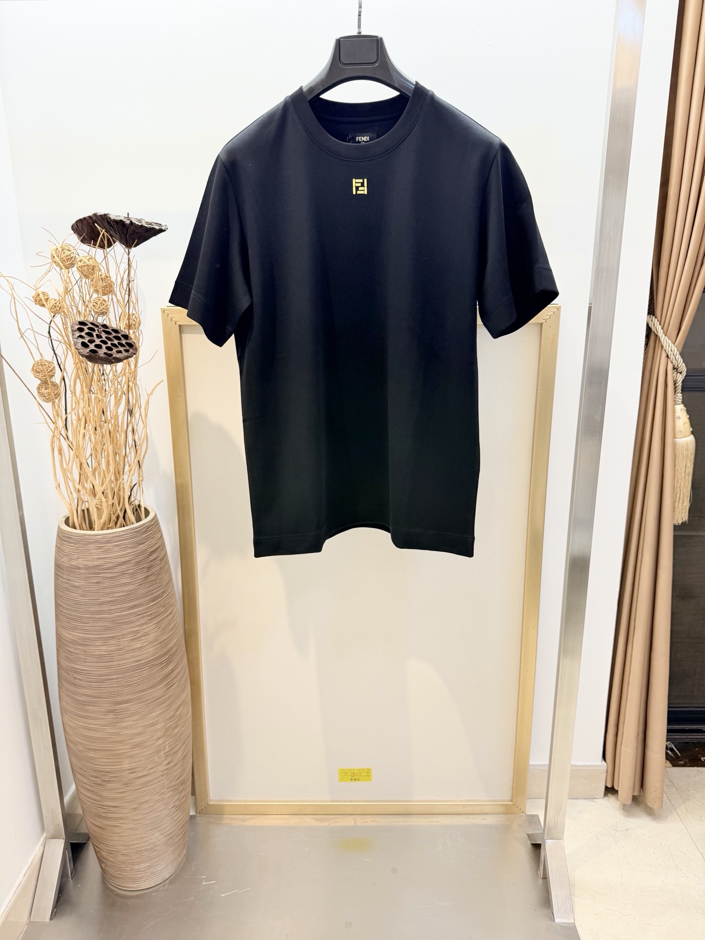NO:780645,Sizes/m/l/xl Black and white, same style for men and women, Fe*di / Fen* 2026FW early spring limited series cotton T-shirt series, short-sleeved round-neck T-shirt. Pure cotton material. Standard fit. Customized FF Selleria logo embroidered on the chest. Washing method: Dry clean or wrap in a laundry bag on the inside for fast machine wash in cold water!  !  Do not machine wash front side soak/warm water!  ,Fendi-clothing,fendi,T-shirt,tees,t-shirt,19860909Sizes/m/l/xl 黑白两色 男女同款 Fe*di /芬* 2026FW早春限定系列棉质T恤系列 短袖圆领T恤.纯棉材质.标准版型.胸部绣有定制FF Selleria标志. 洗涤方式干洗或反面包裹洗衣袋冷水快速机洗！！不得正面机洗浸泡/温热水洗涤！,芬迪-服装,fendi,T-shirt,tees，t-shirt,,Women's clothing