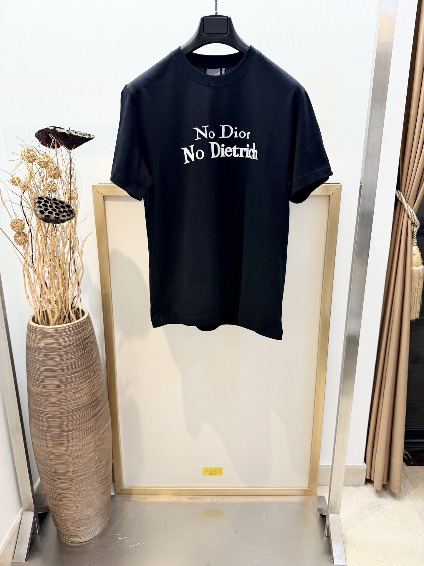 NO:755621,Sizes/m/l/xl Unisex Dio*/Di* CD 2026FW This T-shirt pays homage to Marlene Dietrich's famous statement to Alfred Hitchcock, 'No Dior, No Dietrich.' Crafted from linen cotton jersey with a unique embroidery on the front. Wash dry clean or wrap in a laundry bag and machine wash cold quickly!  ,Dior-clothing,dior,dior,19860909Sizes/m/l/xl 男女同款 Dio*/迪* CD 2026FW 这款 T 恤致敬玛莲娜·迪特里茜 (Marlene Dietrich) 对阿尔弗莱·希区柯克 (Alfred Hitchcock) 所说的知名宣言 “No Dior, No Dietrich”.采用麻棉质针织面料精心制作,正面饰以刺绣,别具一格. 洗涤方式干洗或反面包裹洗衣袋冷水快速机洗！,迪奥-服装,dior,dior,,Women's clothing