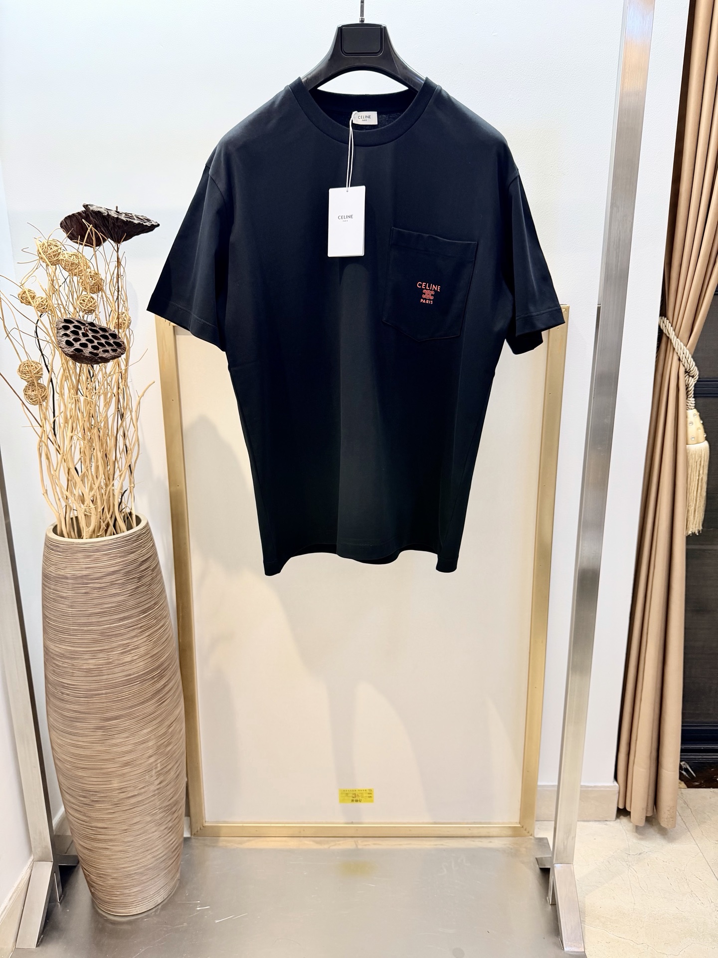 NO:755622,Sizes/m/l/xl black and white, same style for men and women Cel*ne/race* 2026FW early spring Year of the Horse limited edition Arc de Triomphe CEL*NE PARIS TRIOMPHE printed patch pocket cotton half-sleeved round neck T-shirt os loose version to accommodate a variety of body types. Simple fashion items, suitable for high-end fashionistas who pursue quality and design!  Washing method: dry clean or wrap inside out in a laundry bag, wash separately and iron inside out at medium temperature!  Do not soak/wash in warm water!  ,Celine-clothing,celine,tees,t-shirt,19860909Sizes/m/l/xl黑白两色 男女同款 Cel*ne/赛* 2026FW早春马年限定 凯旋门CEL*NE PARIS TRIOMPHE印花贴袋棉质半袖圆领T恤 os宽松版型 包容多种身材.简约时尚单品,适合追求品质和设计感高端时装精！ 洗涤方式干洗或反面包裹洗衣袋单独洗涤后反面中温熨烫！不得浸泡/温热水洗涤！,赛琳-服装,celine,tees，t-shirt,,Women's clothing