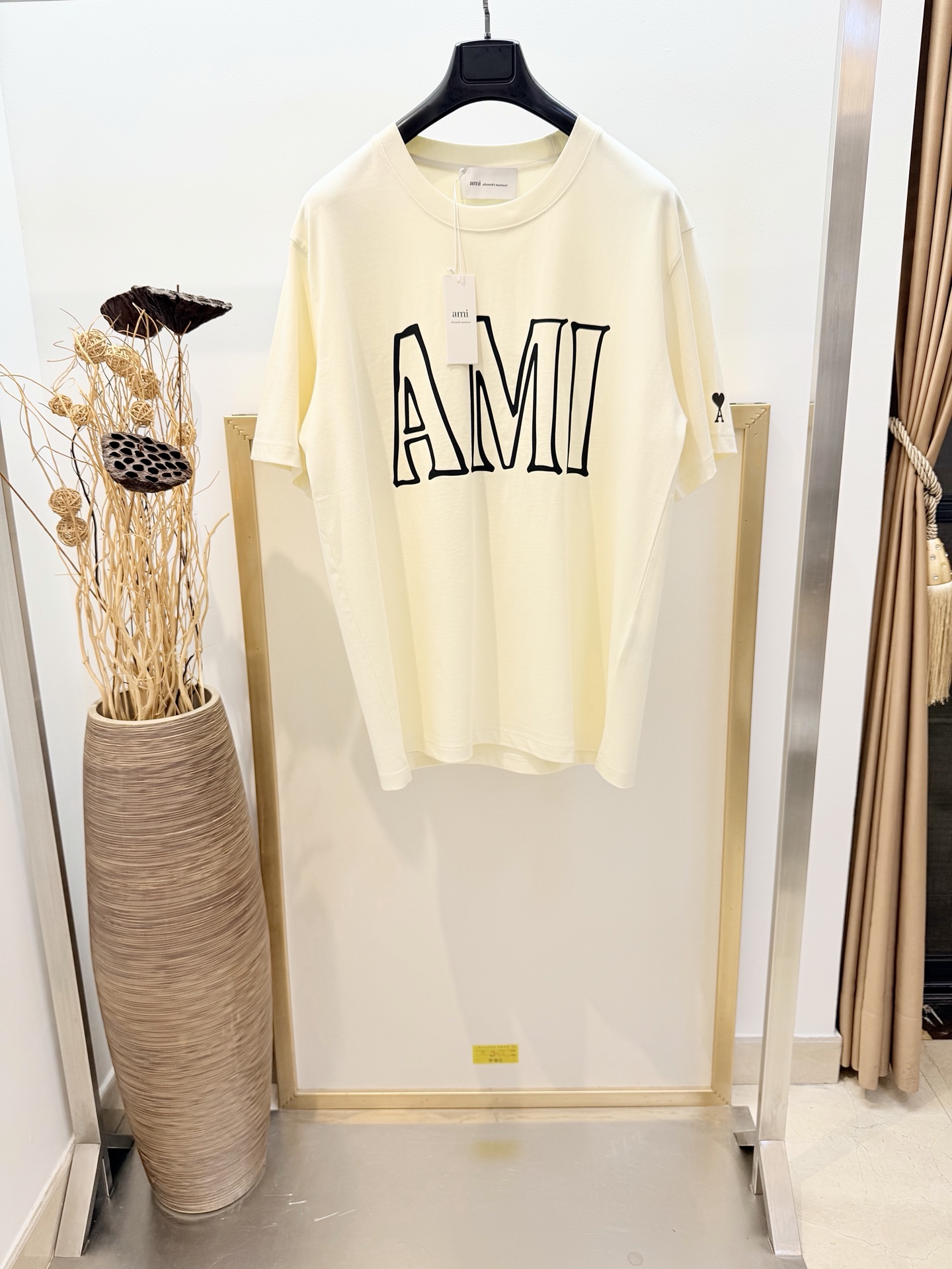 NO:755623,Sizes/m/l/xl black/light apricot, same style for men and women, ami/Ai 2026FW Year of the Horse limited edition, front and rear printed cuffs, classic love cotton half-sleeved T-shirt, OS loose version cotton half-sleeved T-shirt. Washing method: For pure cotton products, please wrap the reverse side of the laundry bag in cold water for quick machine washing!  !  Do not soak/wash in warm water!  ,men's and women's clothing,amiri,tees,t-shirt,19860909Sizes/m/l/xl 黑/浅杏两色 男女同款 ami/艾米 2026FW马年限定款前后幅印花袖口经典爱心棉质半袖T恤 OS宽松版棉质半袖T恤 洗涤方式纯棉制品请反面包裹洗衣袋冷水快速机洗！！不得浸泡/温热水洗涤！,男装女装,amiri,tees，t-shirt,,Women's clothing