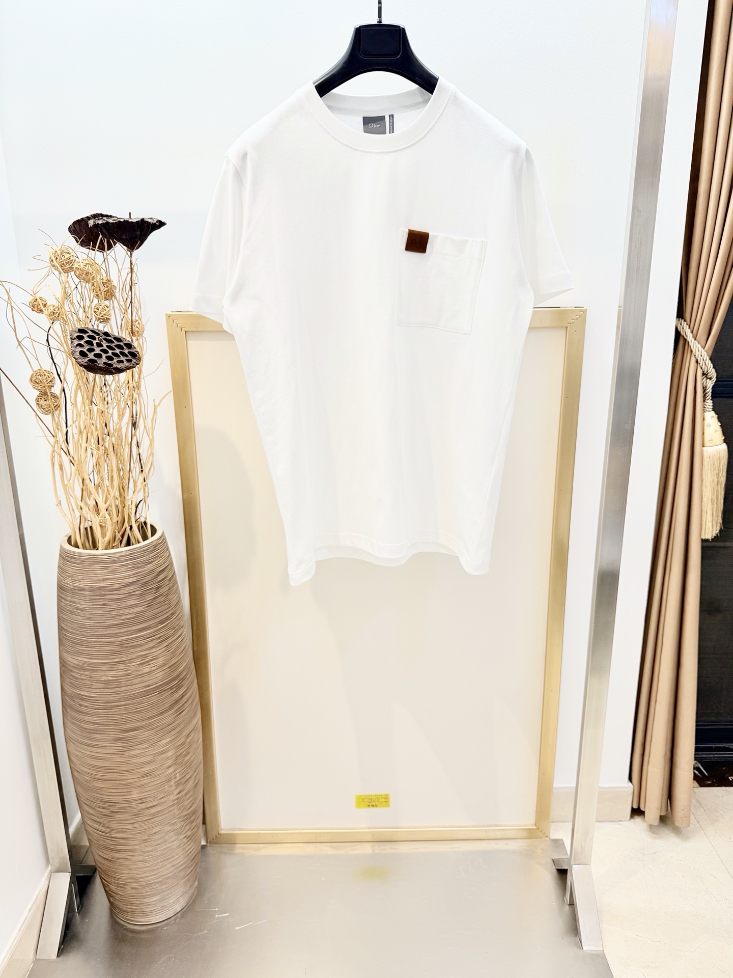 NO:755625,Sizes/m/l/xl Unisex Dio*/Di* CD 2026FW This T-shirt is a new product in the 2026 summer men's wear series, presenting a simple style. It is carefully made of white cotton knitted fabric, and the patch pocket is embellished with a Dio* leather stamp to enhance the style. It can be paired with jeans to become an ideal finishing touch to create a casual look. Washing method Dry clean or wrap it inside a laundry bag for quick cold water machine wash!  ,Dior-clothing,dior,dior,jeans,tees,t-shirt,19860909Sizes/m/l/xl 男女同款 Dio*/迪* CD 2026FW 这款T恤是二零二六夏季男装系列新品,呈现简约风格.采用白色棉质针织面料精心制作,贴袋点缀以 Dio* 皮章提升格调.可与牛仔裤搭配,成为理想的点睛之作,打造休闲造型. 洗涤方式干洗或反面包裹洗衣袋冷水快速机洗！,迪奥-服装,dior,dior,jeans,tees，t-shirt,,Women's clothing