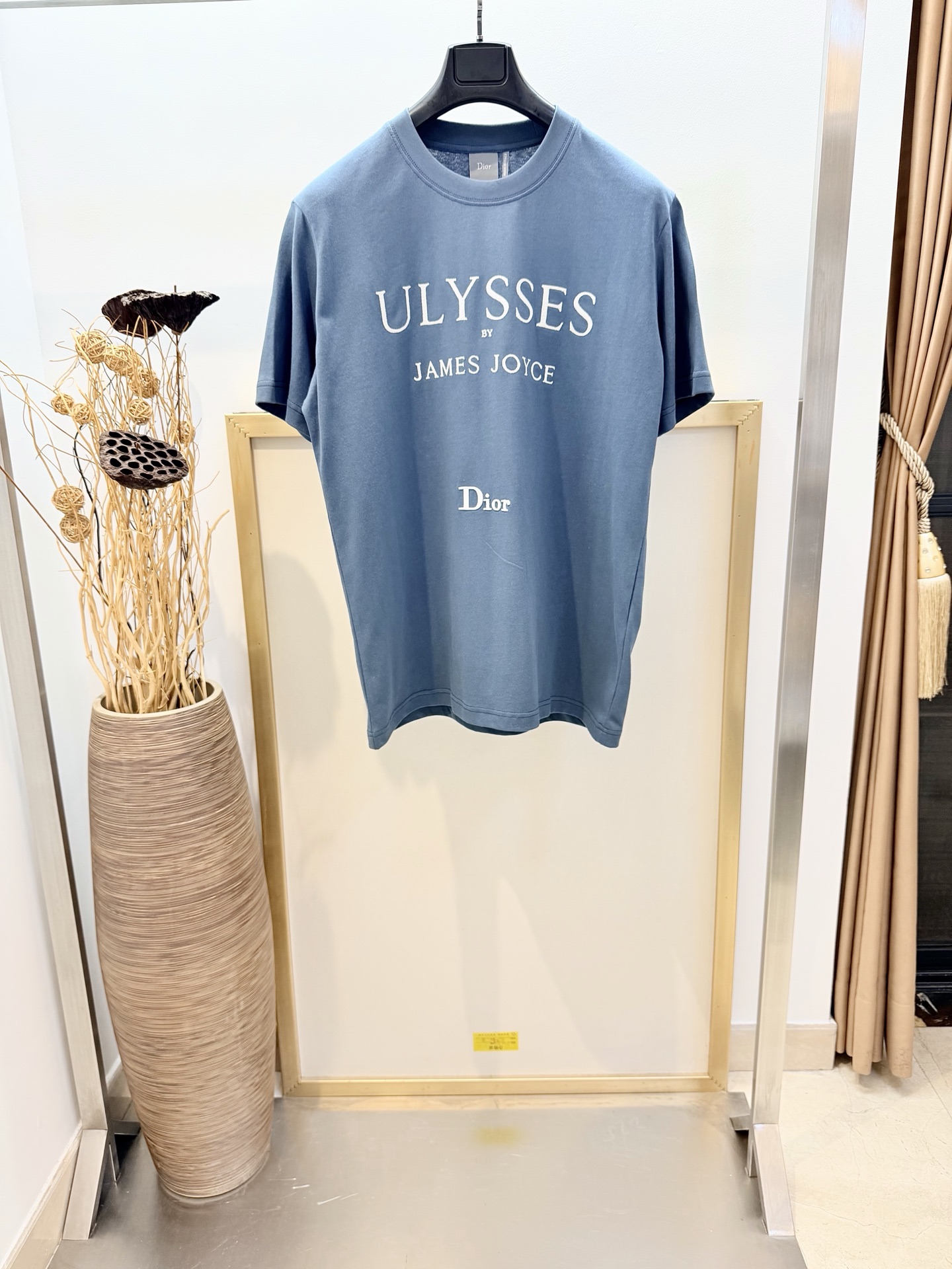 NO:755627,Sizes/m/l/xl Unisex Dio*/Di* CD 2026FW This T-shirt is a classic item in the collection of Jonathan Anderson's fantasy library. It shows the cover of the first edition of James Joyce's 'Ulysses' and pays homage to the literary masterpiece. It is carefully made of blue cotton knitted fabric and embroidered on the front to show the book cover. It can be paired with oversized tailoring trousers to create a fashionable look.  Washing method Dry clean or wrap inside laundry bag for quick machine wash in cold water!  ,Dior-clothing,dior,dior,tees,t-shirt,19860909Sizes/m/l/xl 男女同款 Dio*/迪* CD 2026FW 这款T恤是乔纳森安德森（onathan Anderson） 梦幻图书馆藏中的经典单品,展现詹姆斯乔伊斯（James Joyce）的作品《尤利西斯（Ulysses）》的首版封面,向文学名著致敬.采用蓝色棉质针织面料精心制作,正面以刺绣展现图书封面.可与超大版型精裁长裤搭配,打造时尚的造型. 洗涤方式干洗或反面包裹洗衣袋冷水快速机洗！,迪奥-服装,dior,dior,tees，t-shirt,,Women's clothing
