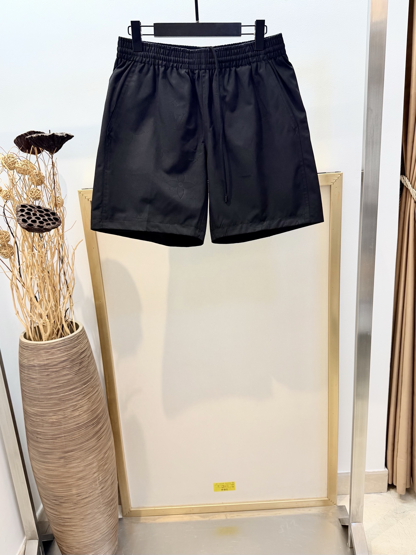 NO:755629,Size 46/48/50/52, black/white/orange, same style for men and women. 1V Louis Vuitton 2026FW. This style of beach shorts is made of technical fabrics with full-width Monogram printing. The logo pattern is looming. It is a contemporary interpretation of the brand pattern and injects freshness into daily looks. For pure cotton products, please wrap them in a laundry bag with cold water and wash them separately to dry naturally. Do not soak them in warm water!  ,Louis Vuitton-clothing,louis vuitton,shorts,19860909Size46/48/50/52码 黑/白/橙三色 男女同款 1V 路易家2026FW 本款沙滩短裤 科技面料铺陈全幅 Monogram 印花,标识图案若隐若现对品牌图案的当代化演绎,为日常造型注入新鲜感 纯棉制品请反面冷水包裹洗衣袋单独洗涤自然晾干,切勿温热水浸泡！,路易威登-服装,louis vuitton,shorts,,Women's clothing