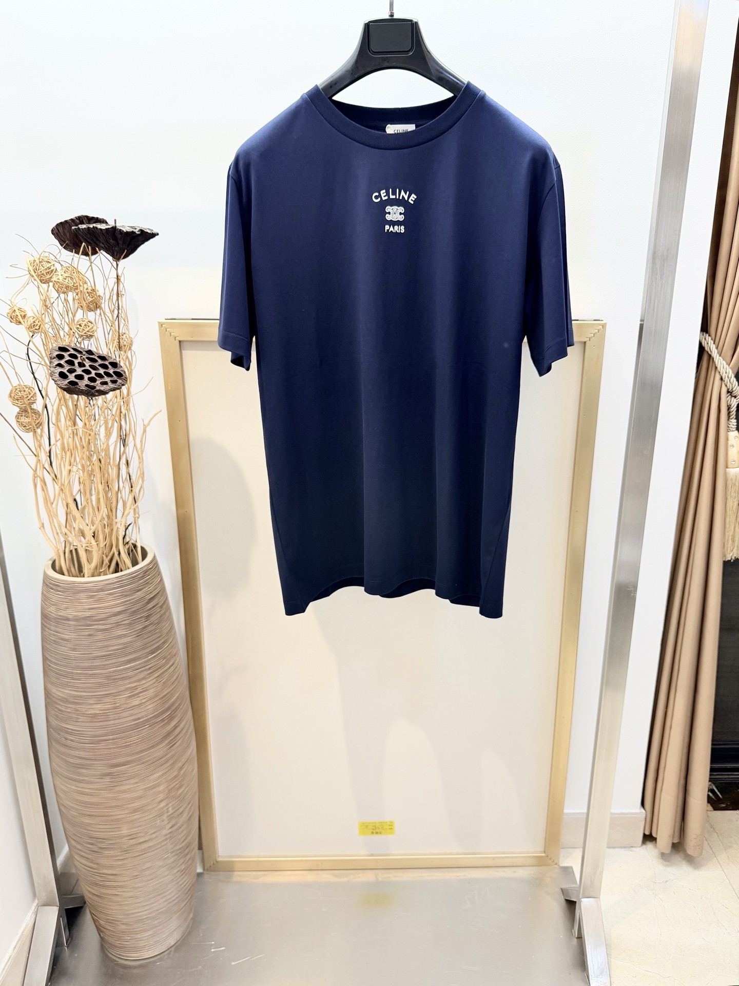 NO:780672,Sizes/m/l/xl Mysterious blue/white/floral gray tricolor, same style for men and women Cel*ne/race* 2026FW early spring Year of the Horse limited edition Arc de Triomphe CEL*NE PARIS TRIOMPHE embroidered round neck cotton half-sleeved T-shirt os loose version to accommodate a variety of body types. Simple fashion items, suitable for high-end fashion essences that pursue quality and design!  Washing method: dry clean or wrap inside out in a laundry bag, wash separately and iron inside out at medium temperature!  Do not soak/wash in warm water!  ,Celine-clothing,celine,tees,t-shirt,19860909Sizes/m/l/xl神秘蓝/白/花灰三色色 男女同款 Cel*ne/赛* 2026FW早春马年限定 凯旋门CEL*NE PARIS TRIOMPHE刺绣圆领棉质半袖T恤 os宽松版型 包容多种身材.简约时尚单品,适合追求品质和设计感高端时装精！ 洗涤方式干洗或反面包裹洗衣袋单独洗涤后反面中温熨烫！不得浸泡/温热水洗涤！,赛琳-服装,celine,tees，t-shirt,,Women's clothing