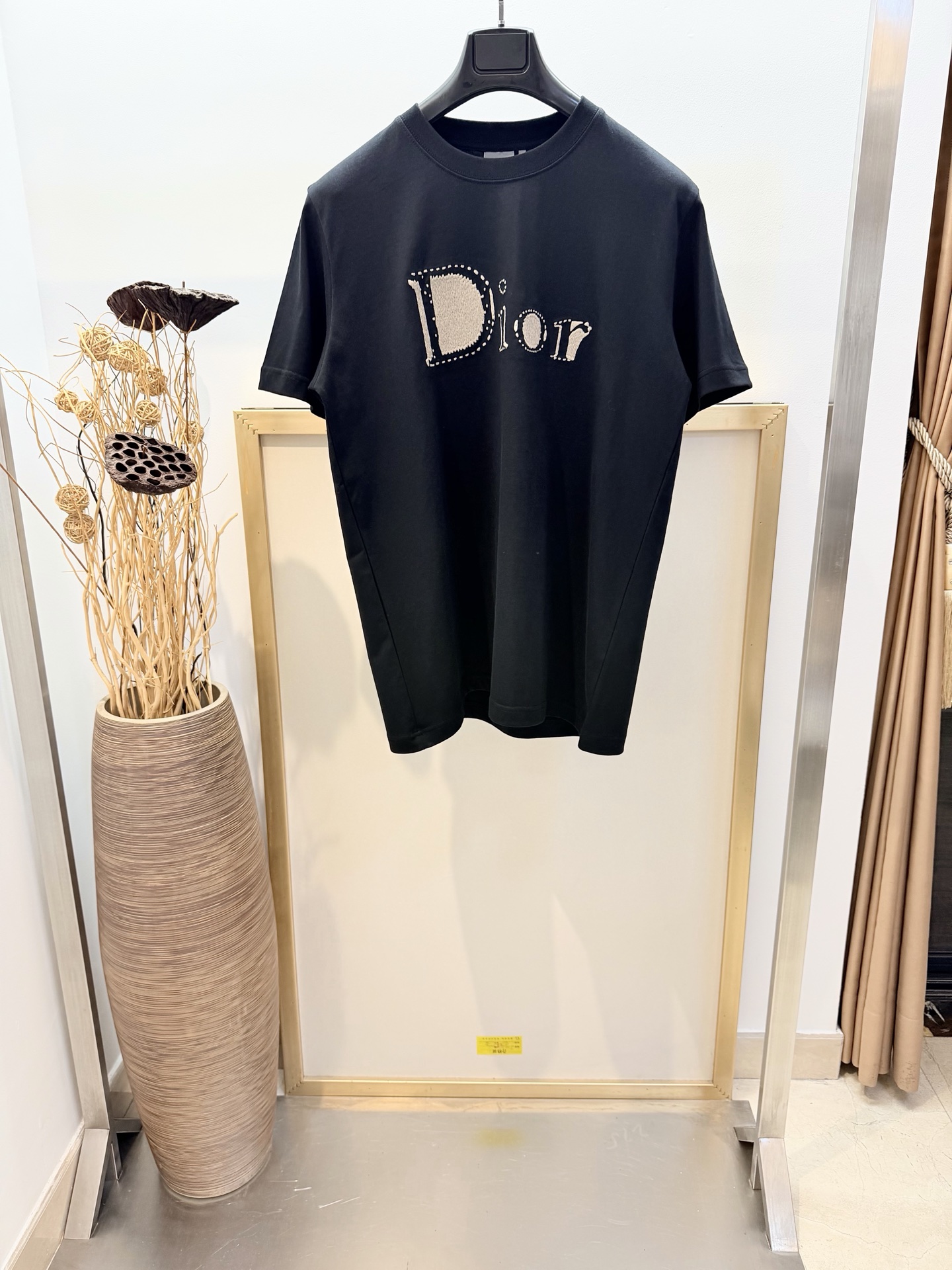 NO:780582,Sizes/m/l/xl Black and white Unisex Dio*/Di* CD 2026FW This T-shirt is a new product of the 2026 summer men's wear series and is a model of Dio*'s exquisite craftsmanship. It is carefully made of white cotton jersey fabric and decorated with Dio* Reverse presented by Jonathan Anderson.  Embroidered for a statement, modern effect. Layer with jackets for a contrasting look. Features Dio* Reverse embroidery on the front. Wash dry clean or wrap inside a laundry bag for a quick machine wash on cold water!  ,Dior-clothing,dior,dior,versace,jackets & coats,tees,t-shirt,19860909Sizes/m/l/xl 黑白两色 男女同款 Dio*/迪* CD 2026FW 这款T恤是二零二六夏季男装系列新品,是展现 Dio* 精湛工艺的典范之作.采用白色棉质平纹针织面料精心制作,饰以由乔纳森安德森（onathan Anderson） 倾情呈献的 Dio* Reverse 刺绣,彰显个性现代效果.可与夹克叠搭,打造对比鲜明的造型.正面饰以 Dio* Reverse 刺绣 洗涤方式干洗或反面包裹洗衣袋冷水快速机洗！,迪奥-服装,dior,dior,versace,jackets & coats,tees，t-shirt,,Women's clothing