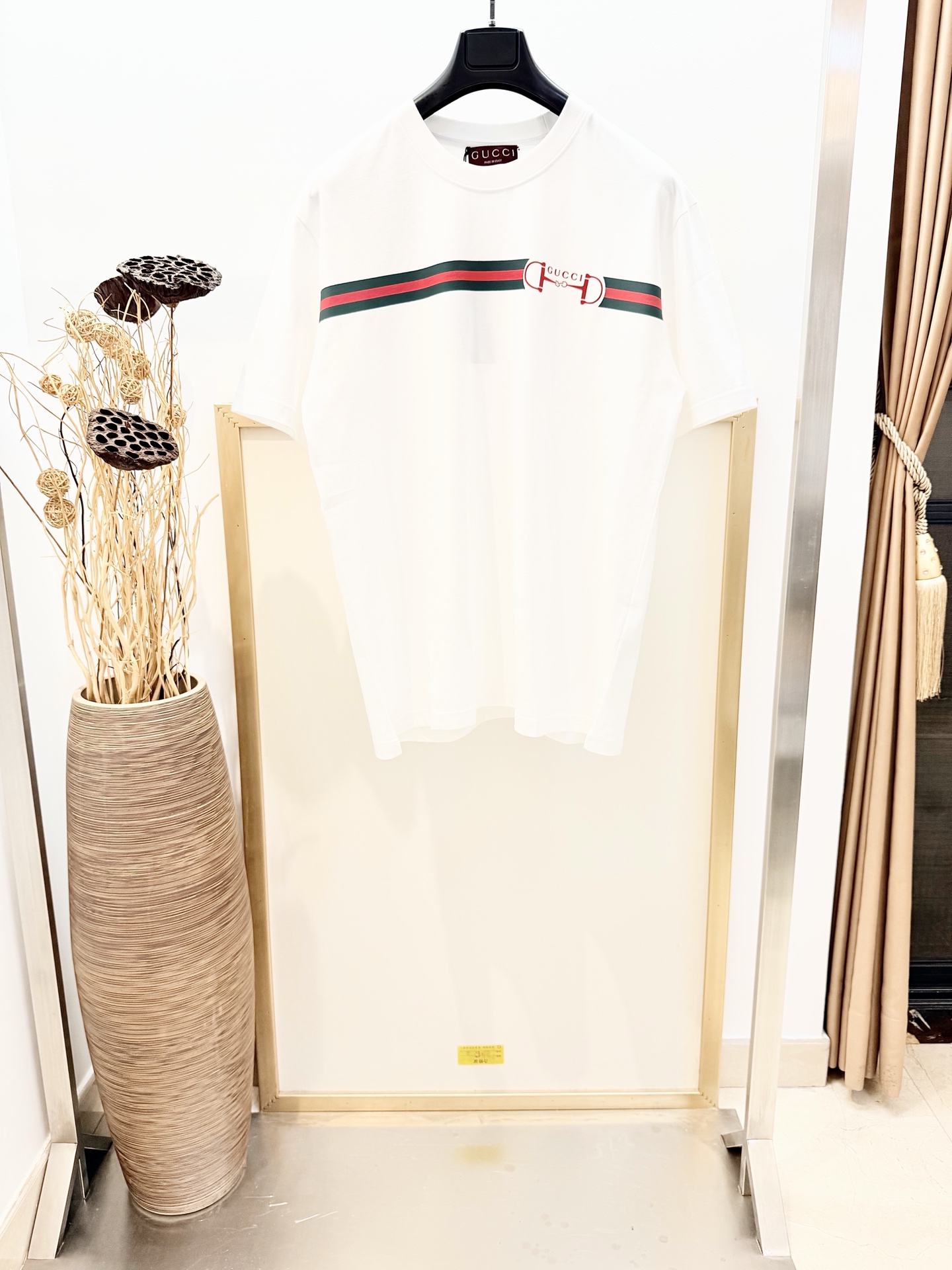 NO:774912,sizes/m/l/xl Unisex G Home/Gu*ci pays homage to Gu*ci's fashionable style, using mixed colors to combine the brand's archive elements and Florentine heritage connotations, presenting a variety of items such as simple style and extreme design. This T-shirt is made of knitted cotton with webbing prints and Gu*ci horsebit three-dimensional flocking prints. It is recommended to dry clean or wrap it inside a laundry bag and machine wash it in cold water separately!  ,Gucci-clothing,gucci,gucci,tees,t-shirt,19860909sizes/m/l/xl 男女同款  G家/Gu*ci 致意Gu*ci时尚造型,以混色搭配趣致糅合品牌典藏元素与佛罗伦萨传承意蕴,呈现简洁风格与极繁设计等多元单品.这款T恤甄选针织棉质打造配以织带印花和Gu*ci马衔扣立体植绒印花 建议干洗或反面包裹洗衣袋单独冷水快速机洗！,古驰-服装,gucci,gucci,tees，t-shirt,,Women's clothing