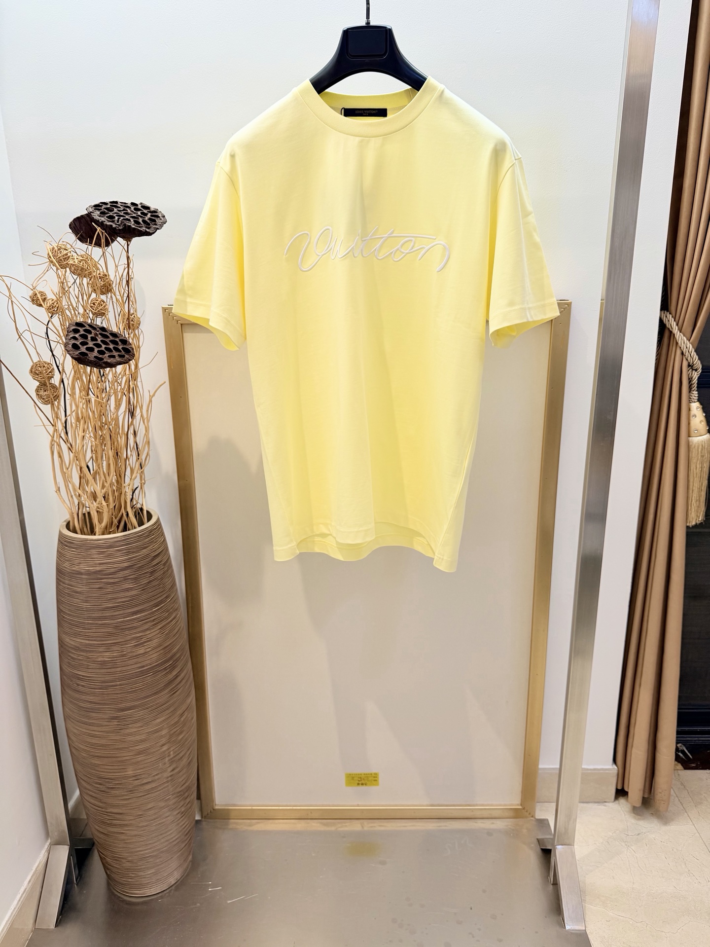 NO:774962,Size 46/48/50/52, same style for men and women. 1V Louis Vuitton 2026FW classic cotton T-shirt welcomes the coming of spring with refreshing colors. 3D embroidery presents the handwritten Vuitton logo on the chest, and is decorated with Marque 1.Vuitton Déposée woven label on the back, adding a finishing touch and injecting elegance into casual wear. Decorated with a woven label on the back  For pure cotton products, please wrap them in a laundry bag with cold water and wash separately to dry naturally. Do not soak in warm water!  ,Louis Vuitton-clothing,louis vuitton,19860909Size46/48/50/52码 男女同款 1V 路易家2026FW 经典棉质 T 恤以清逸色彩迎接春日来临.3D 刺绣于胸前呈现手写体 Vuitton 标识,后部饰有 Marque 1.Vuitton Déposée 梭织标签,增添点睛妙笔,可为休闲着装注入雅致.后部饰有梭织标签 纯棉制品请反面冷水包裹洗衣袋单独洗涤自然晾干,切勿温热水浸泡！,路易威登-服装,louis vuitton,,Women's clothing