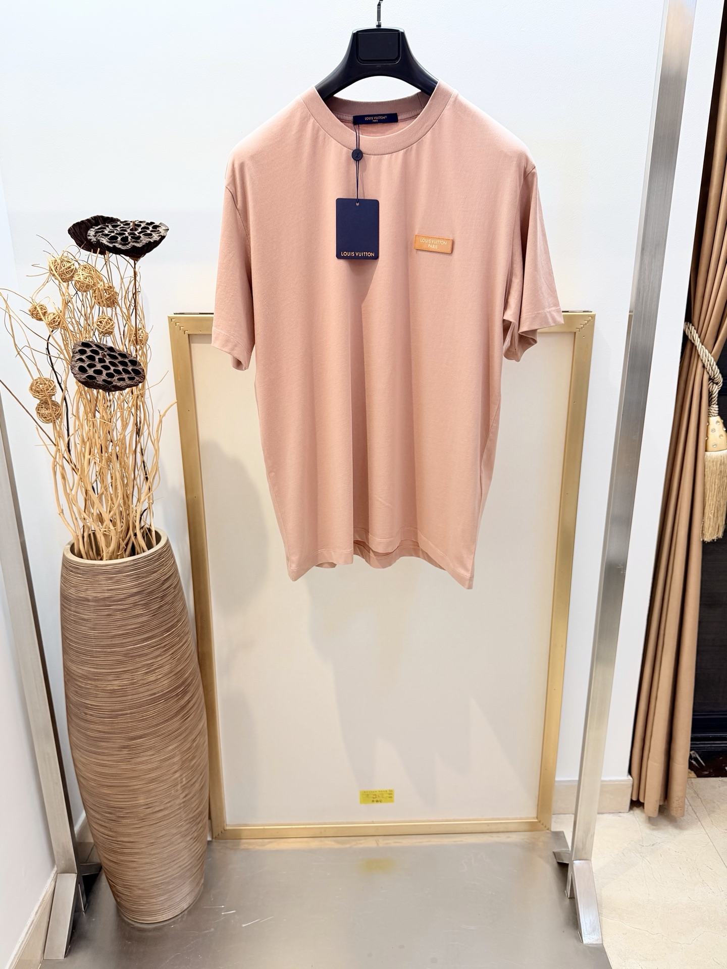 NO:775496,Size 46/48/50/52, same style for men and women, 1V Louis Vuitton 2026FW retro dyeing, this cotton T-shirt enters the 2026 spring and summer show with a unique dust-like color. The traditional dyeing process gives the seasonal series a washed retro style, and the hot stamping logo leather plate is subtle embellishment on the chest. For pure cotton products, please wrap the laundry bag with cold water on the back and wash it separately to dry naturally. Do not soak in warm water!  ,Louis Vuitton-clothing,louis vuitton,19860909Size46/48/50/52码 男女同款 1V 路易家2026FW 复古染色本款棉质 T 恤以别样粉尘般色彩迈入 2026 春夏秀场.传统染色工艺赋予当季系列水洗复古格调,烫金标识皮牌含蓄点缀胸前 纯棉制品请反面冷水包裹洗衣袋单独洗涤自然晾干,切勿温热水浸泡！,路易威登-服装,louis vuitton,,Women's clothing