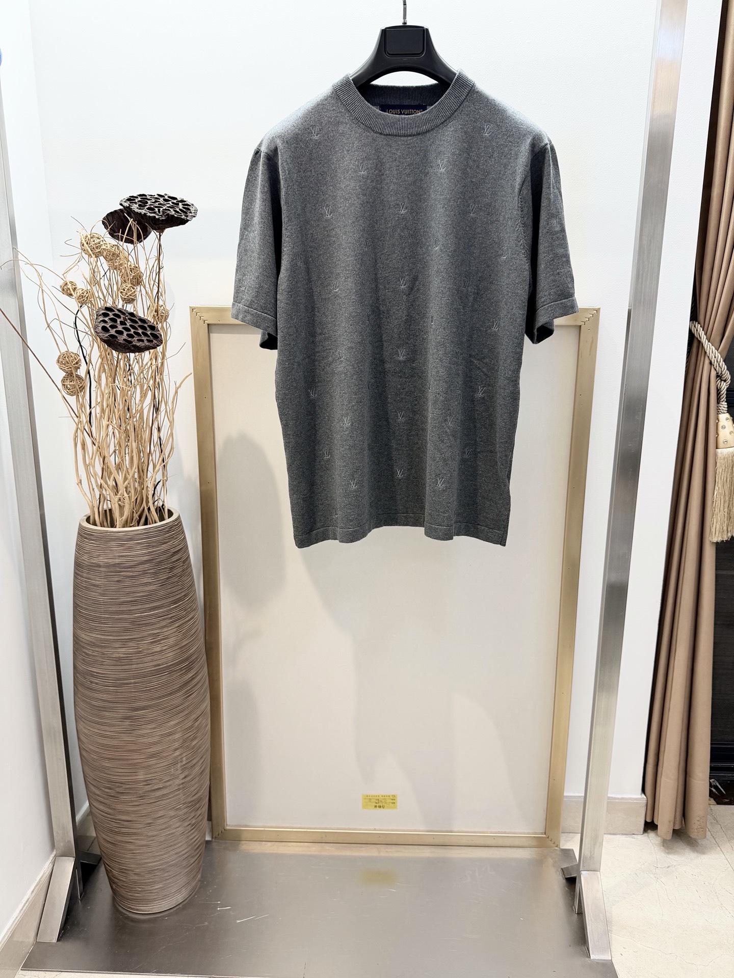NO:776243,Size 46/48/50/52, same style for men and women, 1V Louis Vuitton 2026FW old money gray embroidery full-frame Monogram logo knitted round neck short-sleeved T-shirt. Please dry clean or wrap in a laundry bag with cold water on the back and wash separately to dry naturally. Do not soak in warm water!  ,Louis Vuitton-clothing,louis vuitton,T-shirt,tees,t-shirt,19860909Size46/48/50/52码 男女同款 1V 路易家2026FW 老钱灰刺绣全幅呈现 Monogram标识针织圆领短袖 T恤 请干洗或反面冷水包裹洗衣袋单独洗涤自然晾干,切勿温热水浸泡！,路易威登-服装,louis vuitton,T-shirt,tees，t-shirt,,Women's clothing