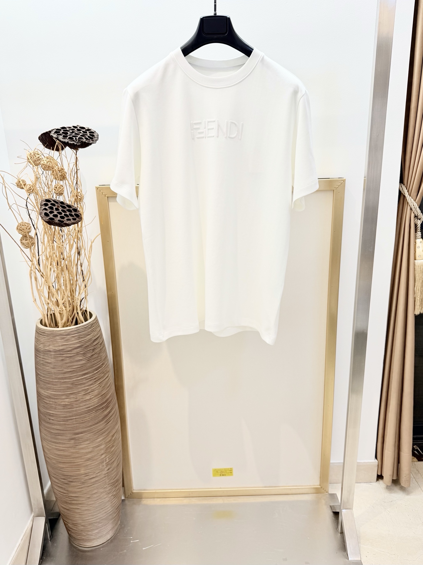 NO:776577,Sizes/m/l/xl Black and white, same style for men and women. Fe*di / Fen* 2026FW standard fit short-sleeved round neck T-shirt. Made of pure cotton. Classic FF Selleria logo and FE*DI word combination embroidered on the chest. Washing method: Dry clean or wrap in a laundry bag on the back for fast machine wash in cold water!  !  Do not machine wash front side soak/warm water!  ,Fendi-clothing,fendi,T-shirt,tees,t-shirt,19860909Sizes/m/l/xl 黑白两色 男女同款 Fe*di /芬* 2026FW 标准版型短袖圆领T恤.纯棉材质.胸前绣有经典同色系 FF Selleria标志和FE*DI字样组合刺绣. 洗涤方式干洗或反面包裹洗衣袋冷水快速机洗！！不得正面机洗浸泡/温热水洗涤！,芬迪-服装,fendi,T-shirt,tees，t-shirt,,Women's clothing