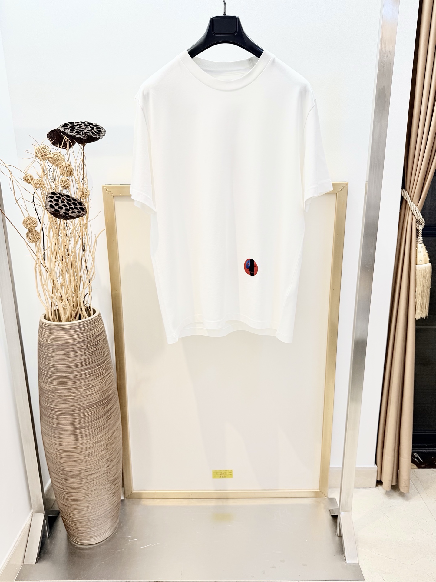 NO:776582,Sizes/m/l/xl Black/White Same style for men and women BOTTEGA VENETA /BV2026SS Fun new product with smiling face Cotton knitted T-shirt Cotton T-shirt with abstract Face print embroidered on the front. For washing, it is recommended to wrap it in a laundry bag on the back for quick machine wash in cold water or dry clean!  Avoid soaking in warm water/rubbing with hands, Bottega Veneta-clothing,bottega veneta,bottega veneta,bottega veneta,tees,t-shirt,19860909Sizes/m/l/xl黑/白两色 男女同款 BOTTEGA VENETA /BV2026SS 乐趣笑脸新品 棉质针织T恤棉质T恤,正面绣饰有抽象Face印花. 洗涤方式建议反面包裹洗衣袋冷水快速机洗或干洗！忌温热水浸泡/手搓,葆蝶家-服装,bottega veneta,bottega veneta,bottega veneta,tees，t-shirt,,Women's clothing