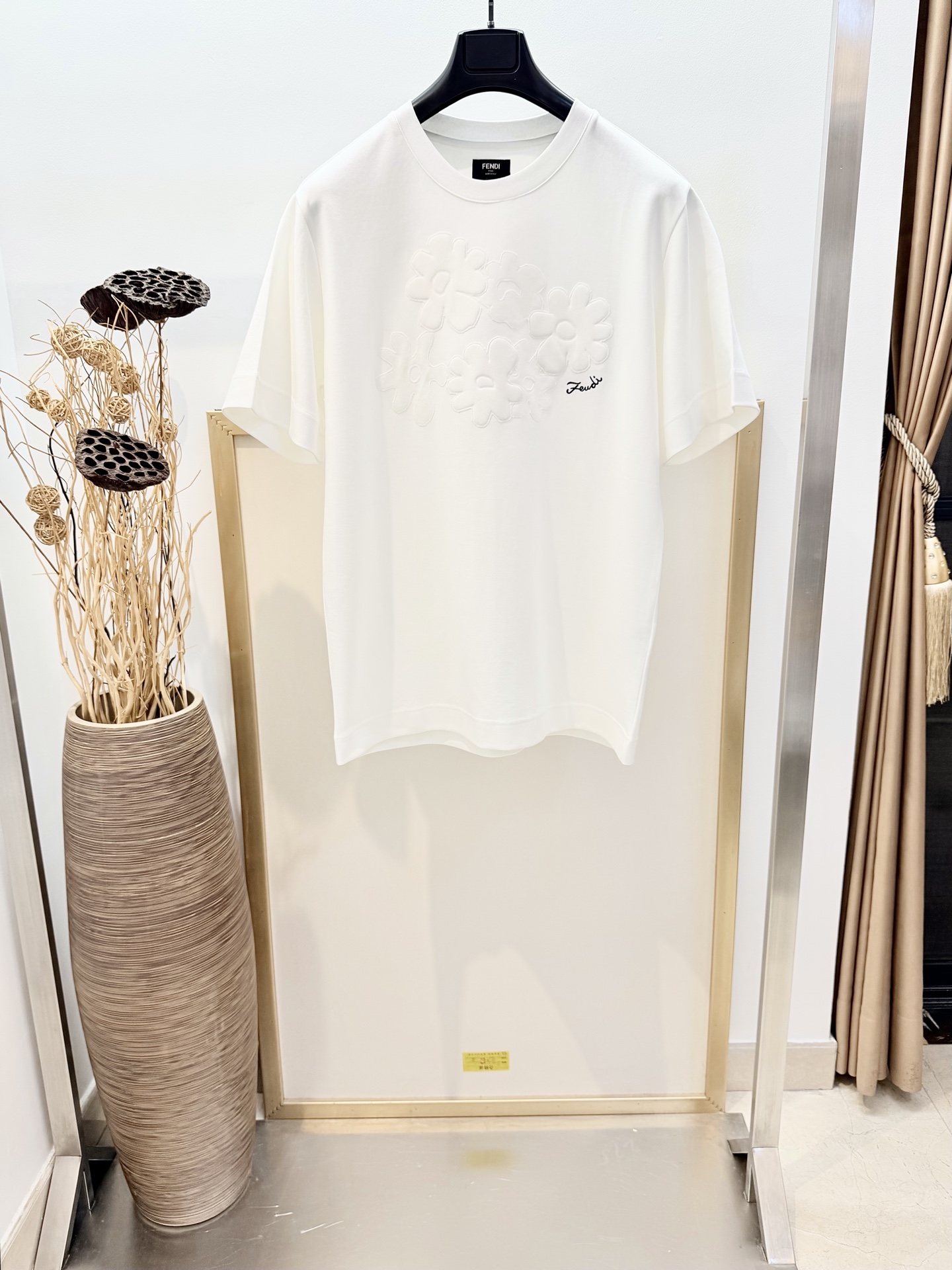 NO:777384,Sizes/m/l/xl Black and white, same style for men and women Fe*di / Fen* 2026FW Standard fit round neck short-sleeved T-shirt Made of pure cotton. Decorated with the same color Sunny Side Flowers pattern patch on the chest, with FEN*I logo. Cotton; Embroidery: Polyester; Collar: Cotton; Patch: Cotton Washing method: Dry clean or wrap it inside out in a laundry bag for quick machine wash in cold water!  !  Do not machine wash front side soak/warm water!  , Fendi-clothing,fendi,fendi,T-shirt,tees,t-shirt,19860909Sizes/m/l/xl 黑白两色 男女同款 Fe*di /芬* 2026FW 标准版型圆领短袖T恤 纯棉材质.胸部饰有同色系Sunny Side Flowers花朵图案贴片,带FEN*I标志. 棉; 刺绣: 聚酯纤维; 领: 棉; 贴布: 棉 洗涤方式干洗或反面包裹洗衣袋冷水快速机洗！！不得正面机洗浸泡/温热水洗涤！,芬迪-服装,fendi,fendi,T-shirt,tees，t-shirt,,Women's clothing