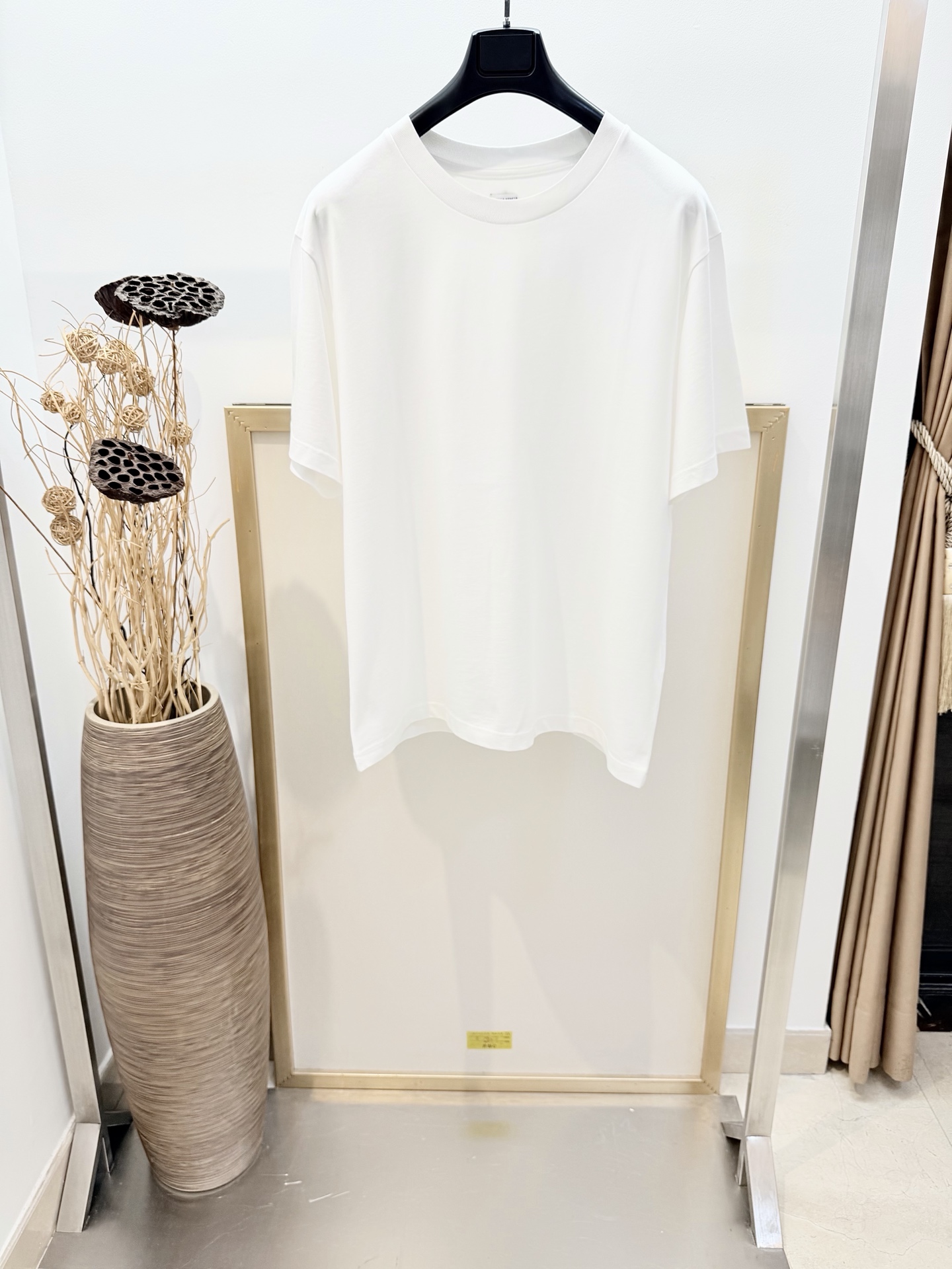 NO:777381,Sizes/m/l/xl Black/White Same style for men and women BOTTEGA VENETA /BV2026SS Round neck pullover cotton os loose fit T-shirt with 'Bottega Veneta Artigiana' embroidery pattern on the back Loose fit It is recommended to wrap it on the back in a laundry bag for quick machine washing in cold water or dry cleaning!  Avoid soaking in warm water/rubbing with hands, Bottega Veneta-clothing,bottega veneta,bottega veneta,bottega veneta,tees,t-shirt,19860909Sizes/m/l/xl黑/白两色 男女同款 BOTTEGA VENETA /BV2026SS 圆领套头棉质os宽松版型T恤背部饰有“Bottega Veneta Artigiana”刺绣图案宽松版型 洗涤方式建议反面包裹洗衣袋冷水快速机洗或干洗！忌温热水浸泡/手搓,葆蝶家-服装,bottega veneta,bottega veneta,bottega veneta,tees，t-shirt,,Women's clothing