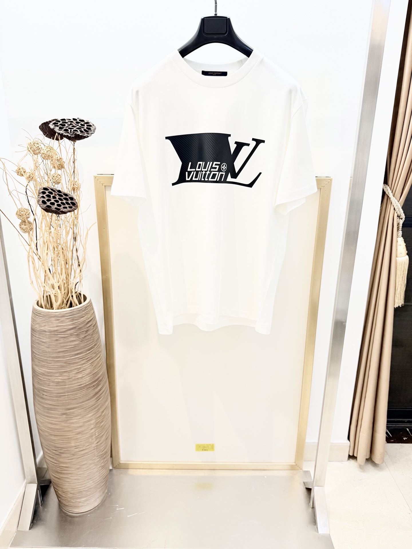NO:777379,Size 46/48/50/52, same style for men and women. 1V Louis Vuitton 2026FW This T-shirt is made of lightweight cotton, and relies on a three-dimensional imitation carbon fiber trompe l'oeil effect to render the 1V Sprinter pattern on the front, and then uses the same technique to embellished the Vuitton letters and Monogram flowers on the back. It is suitable for matching with season's deep singles. Please dry clean or wrap it in a laundry bag with cold water on the back and wash it separately to dry naturally. Do not soak in warm water!  ,Louis Vuitton-clothing,louis vuitton,tees,t-shirt,19860909Size46/48/50/52码 男女同款 1V 路易家2026FW 本款T恤取材轻盈棉质,依托立体仿碳纤维错视效果渲染正面1V Sprinter 图案,再以相同手法为后部点缀 Vuitton 字母和 Monogram 花卉.与当季深邃单品搭配相宜. 请干洗或反面冷水包裹洗衣袋单独洗涤自然晾干,切勿温热水浸泡！,路易威登-服装,louis vuitton,tees，t-shirt,,Women's clothing