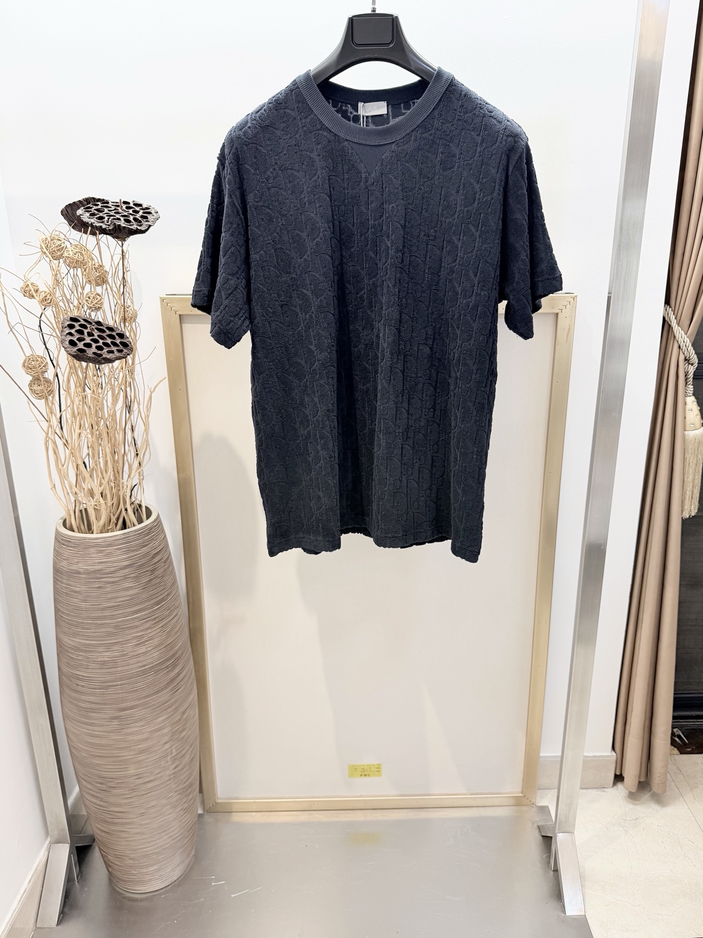 NO:780548,Sizes/m/l/xl Navy blue/off-white Unisex A D1OR/DI* CD 2026FW This T-shirt is a new product of the 2026SS summer men's wear series. This cotton terry fabric T-shirt is decorated with a jacquard pattern of the same tone, paying tribute to the classic Oblique print. The ribbed round neck is paired with V-shaped details to create a casual effect. The loose fit can be paired with jeans or sports trousers to enhance the style. The whole body is decorated with the same tone.  Oblique jacquard weave. Ribbed crew neck with V-shaped details. Washing method Dry clean or wrap inside a laundry bag for quick machine wash in cold water!  ,Dior-clothing,dior,jeans,tees,t-shirt,19860909Sizes/m/l/xl 海军蓝/米白两色 男女同款A  D1OR/迪* CD 2026FW 这款T恤是2026SS夏季男装系列新品,这款棉质毛圈面料 T 恤饰以同色调提花图案,致敬经典的 Oblique 印花.罗纹圆领搭配 V 形细节,打造休闲效果.宽松版型,可与牛仔裤或运动长裤搭配,提升格调.通体饰以同色调 Oblique提花织法.罗纹圆领搭配 V 形细节 洗涤方式干洗或反面包裹洗衣袋冷水快速机洗！,迪奥-服装,dior,jeans,tees，t-shirt,,Women's clothing
