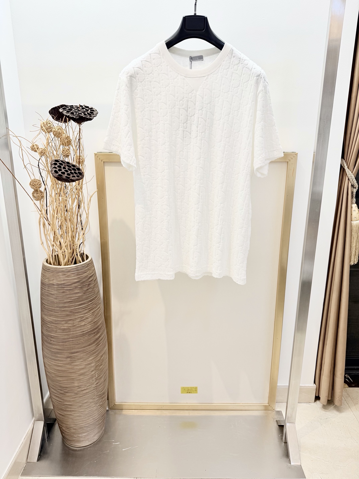 NO:780553,Sizes/m/l/xl Navy blue/off-white Unisex D1OR/DI* CD 2026FW This T-shirt is a new product of the 2026SS summer men's wear series. This cotton terry fabric T-shirt is decorated with a jacquard pattern of the same tone, paying tribute to the classic Oblique print. The ribbed round neck is paired with V-shaped details to create a casual effect. The loose fit can be paired with jeans or sports trousers to enhance the style. The whole body is decorated with the same tone.  Oblique jacquard weave. Ribbed crew neck with V-shaped details. Washing method Dry clean or wrap inside a laundry bag for quick machine wash in cold water!  ,Dior-clothing,dior,jeans,tees,t-shirt,19860909Sizes/m/l/xl 海军蓝/米白两色 男女同款  D1OR/迪* CD 2026FW 这款T恤是2026SS夏季男装系列新品,这款棉质毛圈面料 T 恤饰以同色调提花图案,致敬经典的 Oblique 印花.罗纹圆领搭配 V 形细节,打造休闲效果.宽松版型,可与牛仔裤或运动长裤搭配,提升格调.通体饰以同色调 Oblique提花织法.罗纹圆领搭配 V 形细节 洗涤方式干洗或反面包裹洗衣袋冷水快速机洗！,迪奥-服装,dior,jeans,tees，t-shirt,,Women's clothing