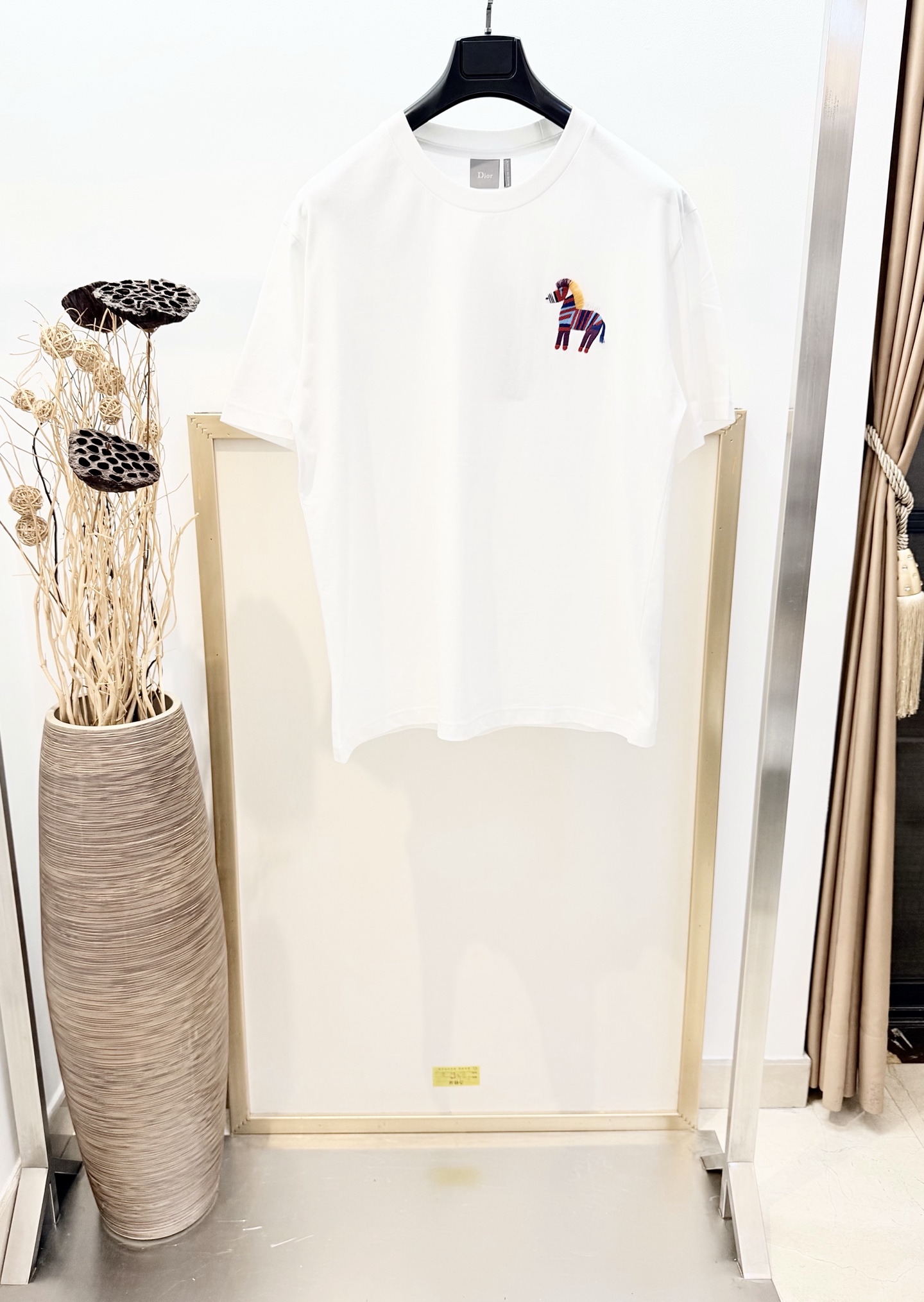 NO:780560,Sizes/m/l/xl Black/White Unisex D1OR/DI* CD 2026FW This T-shirt is a new product of the 2026SS summer men's wear series. This cotton round neck pullover three-dimensional embroidery Year of the Horse special edition half-sleeved T-shirt creates a casual effect. It has a loose fit and can be matched with jeans or sports trousers to enhance the style. Washing method: Dry clean or wrap in a laundry bag on the back for quick machine wash in cold water!  ,Dior-clothing,dior,jeans,tees,t-shirt,19860909Sizes/m/l/xl 黑/白两色 男女同款  D1OR/迪* CD 2026FW 这款T恤是2026SS夏季男装系列新品,这款棉质圆领套头立体刺绣马年特别版半袖T恤 打造休闲效果.宽松版型,可与牛仔裤或运动长裤搭配,提升格调. 洗涤方式干洗或反面包裹洗衣袋冷水快速机洗！,迪奥-服装,dior,jeans,tees，t-shirt,,Women's clothing