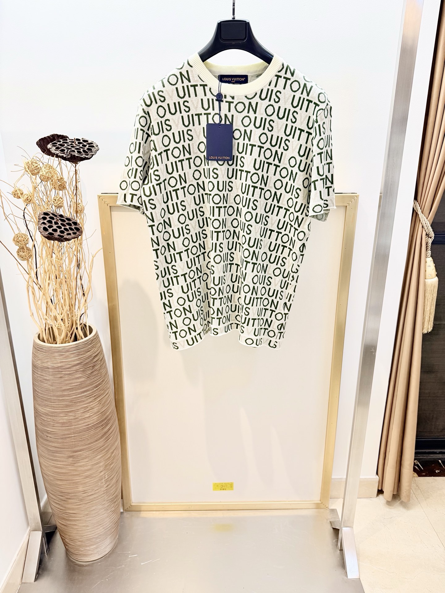 NO:777377,Size 46/48/50/52, same style for men and women. 1V Louis Vuitton 2026FW This short-sleeved crew neck shirt adopts a full-width jacquard texture, depicting the 1V Maze pattern that is a hit in the 2026 spring and summer fashion show. The elegant cotton fabric becomes the canvas to set off the brightly colored Louis Vuitton logo, just like the Indian hand-painted billboards seen along the season's fashion journey, which can bring modern tension to casual wear.  Please dry clean or wrap the laundry bag in cold water and wash separately to dry naturally. Do not soak in warm water!  ,Louis Vuitton-clothing,louis vuitton,T-shirt,19860909Size46/48/50/52码 男女同款  1V 路易家2026FW 本款短袖圆领衫选用全幅提花织纹,描绘 2026 春夏时装秀大放异彩的 1V Maze 图案素雅棉布成为画布,烘托色彩鲜明的路易威登标识,恰如当季时尚之旅沿途所见的印度手绘广告牌,可为休闲着装带来摩登张力. 请干洗或反面冷水包裹洗衣袋单独洗涤自然晾干,切勿温热水浸泡！,路易威登-服装,louis vuitton,T-shirt,,Women's clothing