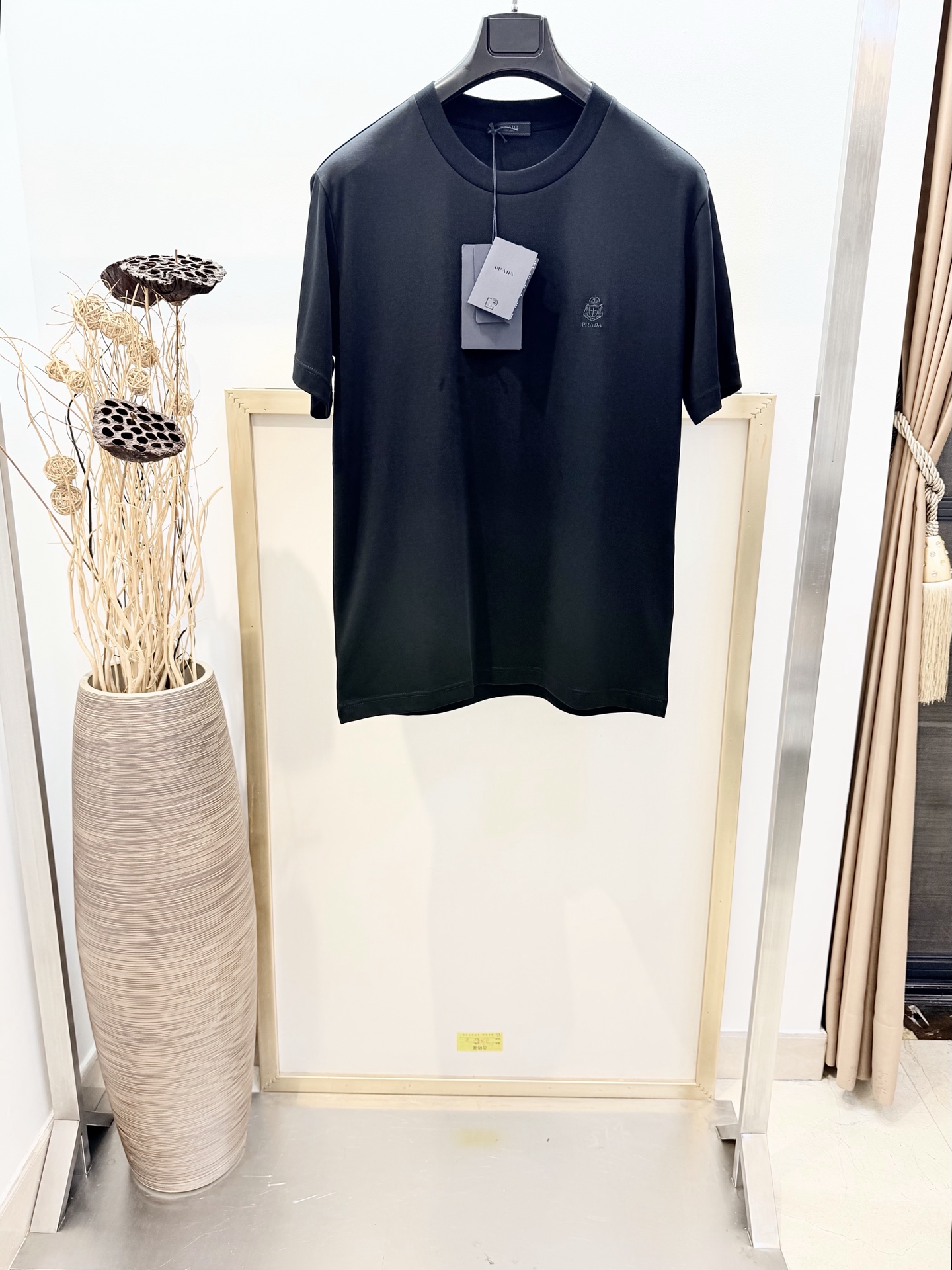 NO:780541,Sizes/m/l/xl Black/white, same style for men and women. Pr*da/P*da 2026FW emblem embroidered cotton half-sleeved T-shirt carries a simple and gorgeous style, expressing the brand's attitude and pursuit of reinterpreting basic items and giving them novel connotations. This cotton T-shirt has a slightly loose fit, highlighting a simple and exquisite silhouette. Short sleeves. Straight-cut hem. Embroidered logo. It is recommended to dry clean or wrap the reverse side in a laundry bag for quick machine washing in cold water!  ,Prada-clothing,prada,T-shirt,tees,t-shirt,19860909Sizes/m/l/xl 黑/白两色 男女同款 Pr*da/普*达 2026FW 徽章刺绣棉质半袖T恤承载简约的华美格调,表达品牌重释基础单品并赋予新颖内涵的态度与追求.这款棉质T恤呈现略微宽松版型,彰显简洁而精致的廓形.短袖.直裁下摆.刺绣徽标 建议干洗或反面包裹洗衣袋冷水快速机洗！,普拉达-服装,prada,T-shirt,tees，t-shirt,,Women's clothing