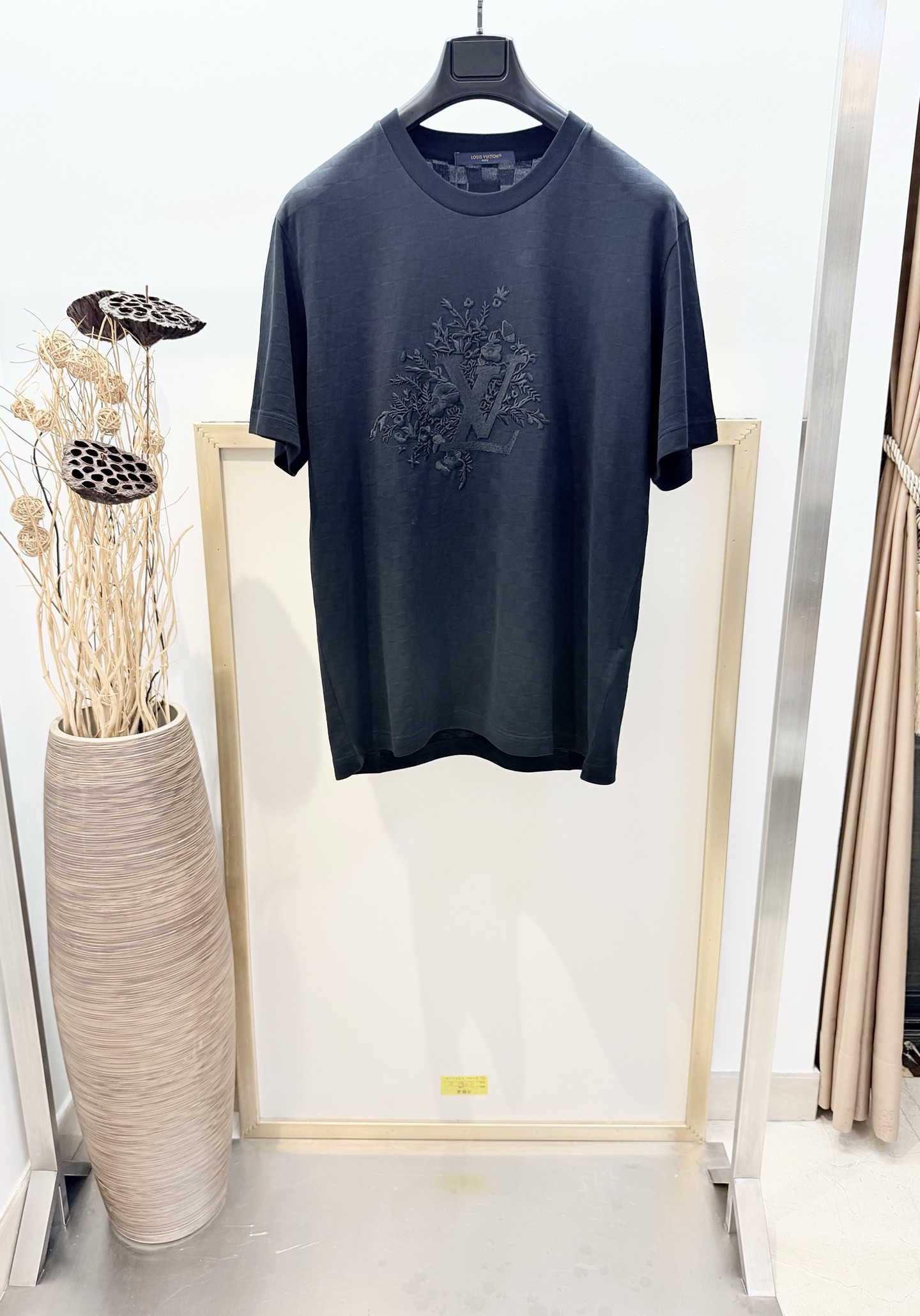 NO:780534,Size 46/48/50/52, same style for men and women. 1V Louis Vuitton 2026FW This T-shirt is made of jacquard plaid piqué cotton, with full-length Damier jacquard to release a neat style. 1V Bouquet embossing and three-dimensional effect stitching depict elegant flowers, which form an eye-catching echo with the 1V letters. It goes well with the season's deep singles. The back is decorated with a black woven logo label  Please dry clean or wrap the laundry bag in cold water and wash separately to dry naturally. Do not soak in warm water!  ,Louis Vuitton-clothing,louis vuitton,19860909Size46/48/50/52码 男女同款 1V 路易家2026FW 本款 T 恤采用提花格子珠地棉,以全幅 Damier 提花释放利落格调.1V Bouquet 压纹和立体效果缝线描绘雅致花卉,与 1V 字母形成瞩目呼应.与当季深邃单品搭配相宜.后部饰有黑色梭织标识标签 请干洗或反面冷水包裹洗衣袋单独洗涤自然晾干,切勿温热水浸泡！,路易威登-服装,louis vuitton,,Women's clothing