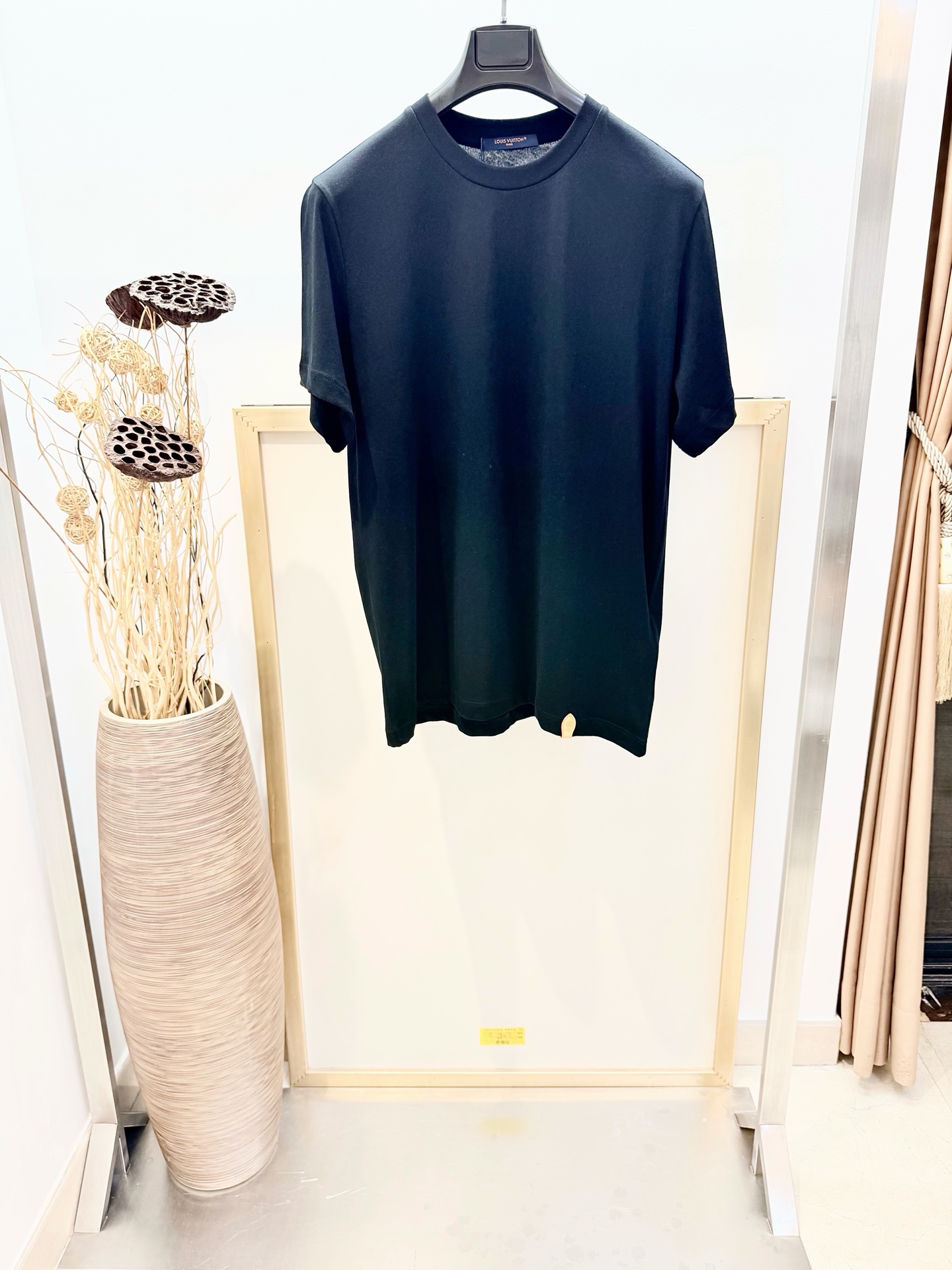 NO:780526,Size 46/48/50/52, same style for men and women. 1V Louis Vuitton 2026FW Simple and low-key old money style. This short-sleeved T-shirt is made of soft blended knitted cotton fabric. It has a breathable feel and adds an elegant style to daily wear. The left hem is embellished with a VVN leather logo plate, evoking the brand heritage and box-making genes in the details. This clothing is produced by Louis Vuitton Trunk  This series condenses the classic design language of the brand's hard cases, creating a model for men's wardrobes. Exquisite craftsmanship and sophisticated materials complement each other, showing elegance in a calm style, achieving the iconic style of contemporary men's clothing. The back is decorated with a black woven logo label. Please dry clean or wrap it in a laundry bag with cold water on the back and wash it separately to dry naturally. Do not soak in warm water!  ,Louis Vuitton-clothing,louis vuitton,T-shirt,19860909Size46/48/50/52码 男女同款 1V 路易家2026FW 简约低调老钱风本款短袖 T 恤取材柔软混纺针织棉质面料,兼具透气质感,为日常穿搭点亮儒雅格调.左下摆点缀 VVN 皮革标识牌,于细节间唤起品牌传承与制箱基因.本款服装出自路易威登 Trunk 系列,凝萃品牌硬箱的经典设计语言,塑造男士衣橱的典范之作.精湛匠艺与考究材质相得益彰,于从容格调之中彰显儒雅,成就当代男装的标志风范. 后部饰有黑色梭织标识标签 请干洗或反面冷水包裹洗衣袋单独洗涤自然晾干,切勿温热水浸泡！,路易威登-服装,louis vuitton,T-shirt,,Women's clothing