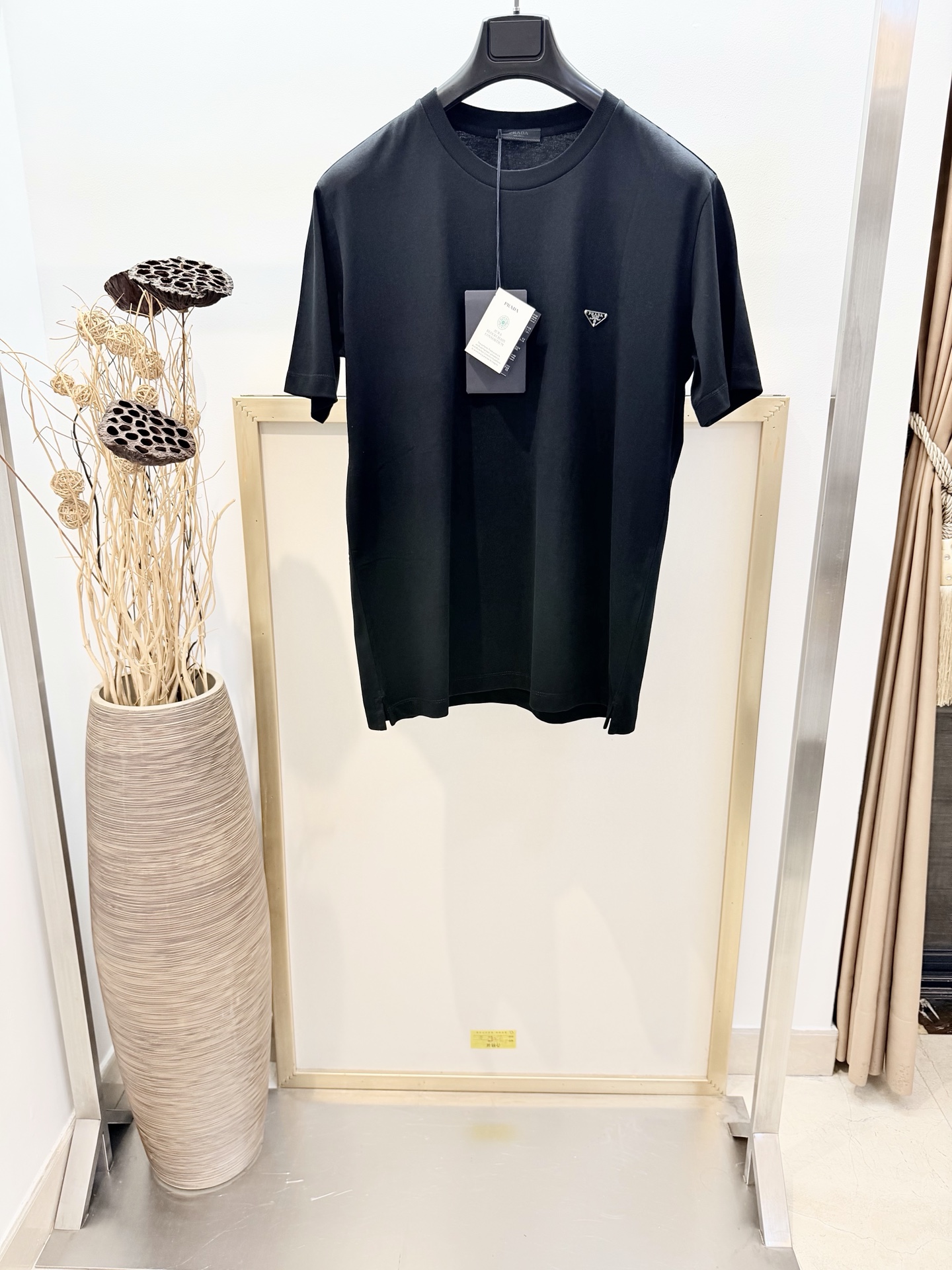 NO:780519,Sizes/m/l/xl Black/White Unisex Pr*da/Pr*da 2026FW This round neck T-shirt is made of soft cotton fabric with short sleeves. The enameled metal triangle logo adds an iconic element to the item. Standard fit. Split hem. Enamel metal triangle logo. It is recommended to dry clean or wrap it inside out in a laundry bag for quick machine washing in cold water!  ,Prada-clothing,prada,T-shirt,tees,t-shirt,19860909Sizes/m/l/xl 黑/白两色 男女同款 Pr*da/普*达 2026FW 此款圆领T恤采用柔软棉质面料打造短袖.涂珐琅金属三角形徽标为单品增添标志性元素.标准版型.开叉下摆.涂珐琅金属三角形徽标 建议干洗或反面包裹洗衣袋冷水快速机洗！,普拉达-服装,prada,T-shirt,tees，t-shirt,,Women's clothing