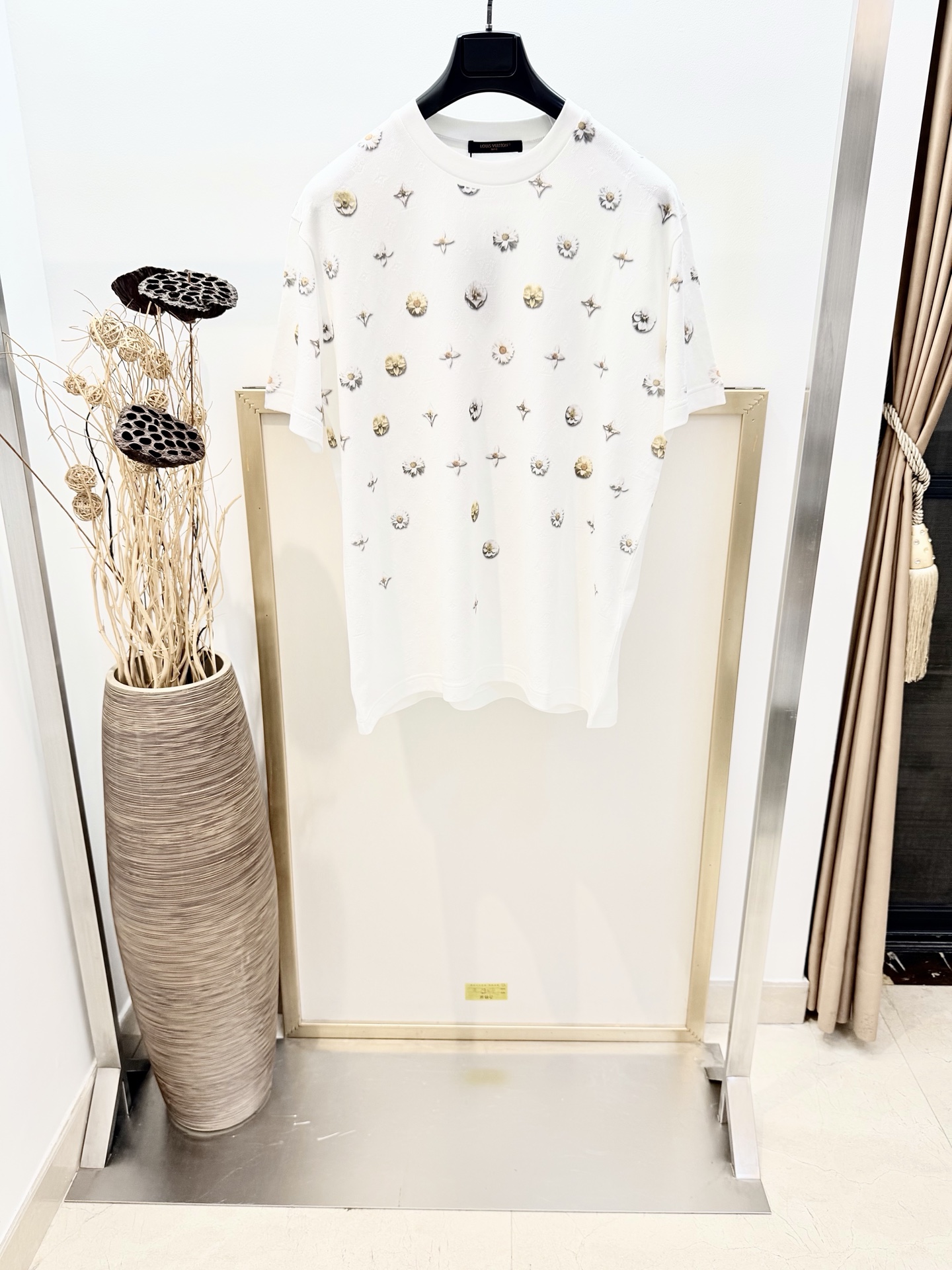 NO:780510,Size 46/48/50/52, same style for men and women. 1V Louis Vuitton 2026FW MONOGRAM overprinted jacquard T-shirt This T-shirt is made of pique cotton, with Monogram jacquard knitting and seasonal gradient effect 1V Flowers pattern to show a happy atmosphere and inject vitality into spring clothing. Please dry clean or wrap it in a laundry bag with cold water on the back and wash it separately to dry naturally. Do not soak in warm water!  ,Louis Vuitton-clothing,louis vuitton,19860909Size46/48/50/52码 男女同款 1V 路易家2026FW MONOGRAM 叠印提花 T 恤本款 T 恤取材珠地棉,以 Monogram 提花针织和当季渐变效果 1V Flowers 图案展现欢愉氛围,为春日着装注入盎然活力. 请干洗或反面冷水包裹洗衣袋单独洗涤自然晾干,切勿温热水浸泡！,路易威登-服装,louis vuitton,,Women's clothing