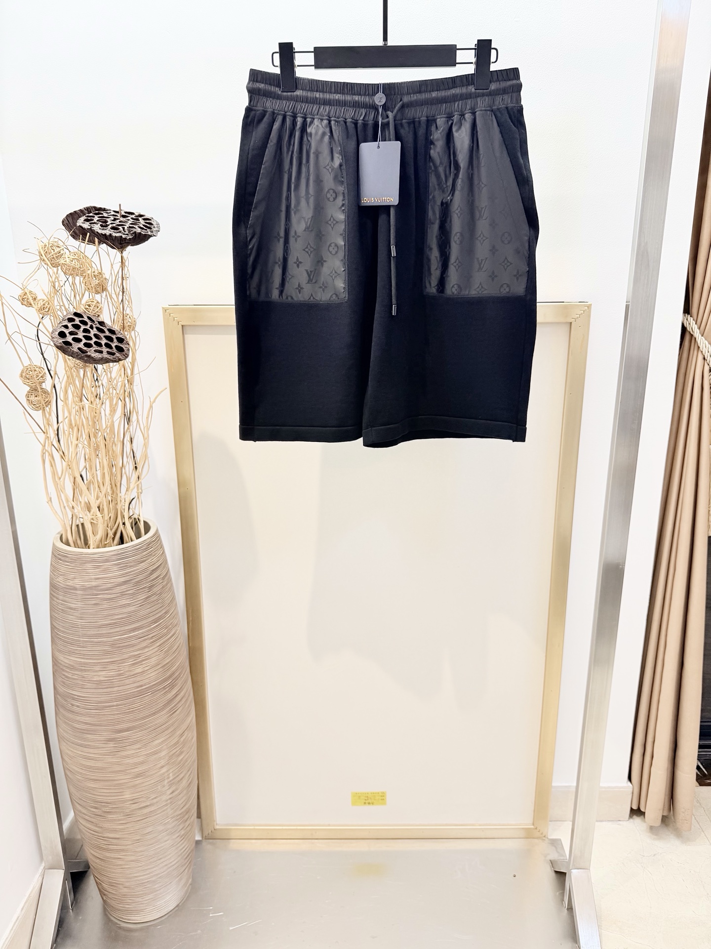 NO:781471,Size 46/48/50/52, same style for men and women. 1V Louis Vuitton 2026FW technical details Bermuda casual shorts. These drawstring shorts are made of soft cotton knitting. The drawstring waist and large patch pockets are decorated with Yingze Monogram nylon inserts. Pair with the same T-shirt and sweatshirt to create a casual summer look; you can also easily mix and match with other items to inject a fashionable atmosphere into casual wear.  Cotton. The waist and pockets are embellished with full-width logo patterns and nylon inlays. Drawstring elastic waist design. Please dry clean or wrap in a laundry bag in cold water and wash separately to naturally dry. Iron on the reverse side at medium temperature. Do not soak in warm water!  ,Louis Vuitton-clothing,louis vuitton,shorts,19860909Size46/48/50/52码 男女同款 1V 路易家2026FW 科技细节百慕大休闲短裤本款抽绳短裤取材柔软棉质针织.抽绳腰部和大号贴袋点缀莹泽 Monogram 锦纶嵌饰.搭配同款 T 恤和运动衫,塑就闲适夏日造型；亦可轻松混搭其他单品,为休闲着装注入时髦气息. 棉.腰部和口袋点缀全幅标识图案锦纶嵌饰.抽绳弹力腰部设计 请干洗或反面冷水包裹洗衣袋单独洗涤自然晾干反面中温熨烫,切勿温热水浸泡！,路易威登-服装,louis vuitton,shorts,,Women's clothing