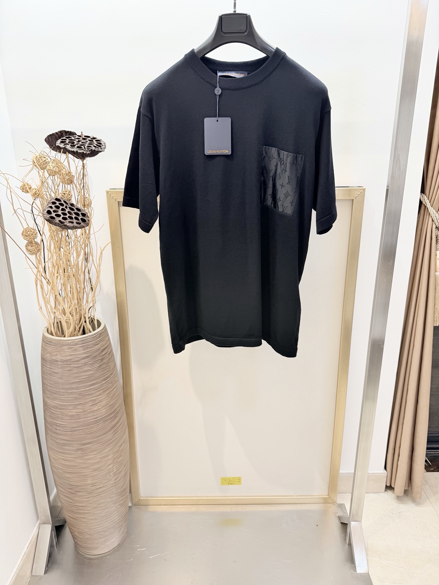 NO:781483,Size44/46/48/50/52 Five sizes Unisex 1V Louis Vuitton 2026FW Technical Details T-shirt This cotton T-shirt is soft in texture and decorated with Yingze Monogram nylon inserts. It is equipped with a chest patch pocket and a half-moon patch on the back of the neck. The seasonal color design is flexible and versatile, and can inject a dynamic atmosphere and exquisite style into daily wear.  Cotton. The chest pocket and back are embellished with full-width logo pattern nylon inlays. Nylon patch pocket on the left chest. Please dry clean or wrap in a laundry bag in cold water and wash separately and let dry naturally. Iron on the back at medium temperature. Do not soak in warm water!  ,Louis Vuitton-clothing,louis vuitton,tees,t-shirt,19860909Size44/46/48/50/52 五个码 男女同款 1V 路易家2026FW 科技细节T恤 本款棉质 T 恤质地柔软点缀莹泽 Monogram 锦纶嵌饰,配以胸前贴袋和颈后的半月形饰片.当季色彩设计灵活百搭,可为日常着装注入动感气息与精致格调. 棉.胸袋和后部点缀全幅标识图案锦纶嵌饰.左胸锦纶贴袋 请干洗或反面冷水包裹洗衣袋单独洗涤自然晾干反面中温熨烫,切勿温热水浸泡！,路易威登-服装,louis vuitton,tees，t-shirt,,Women's clothing
