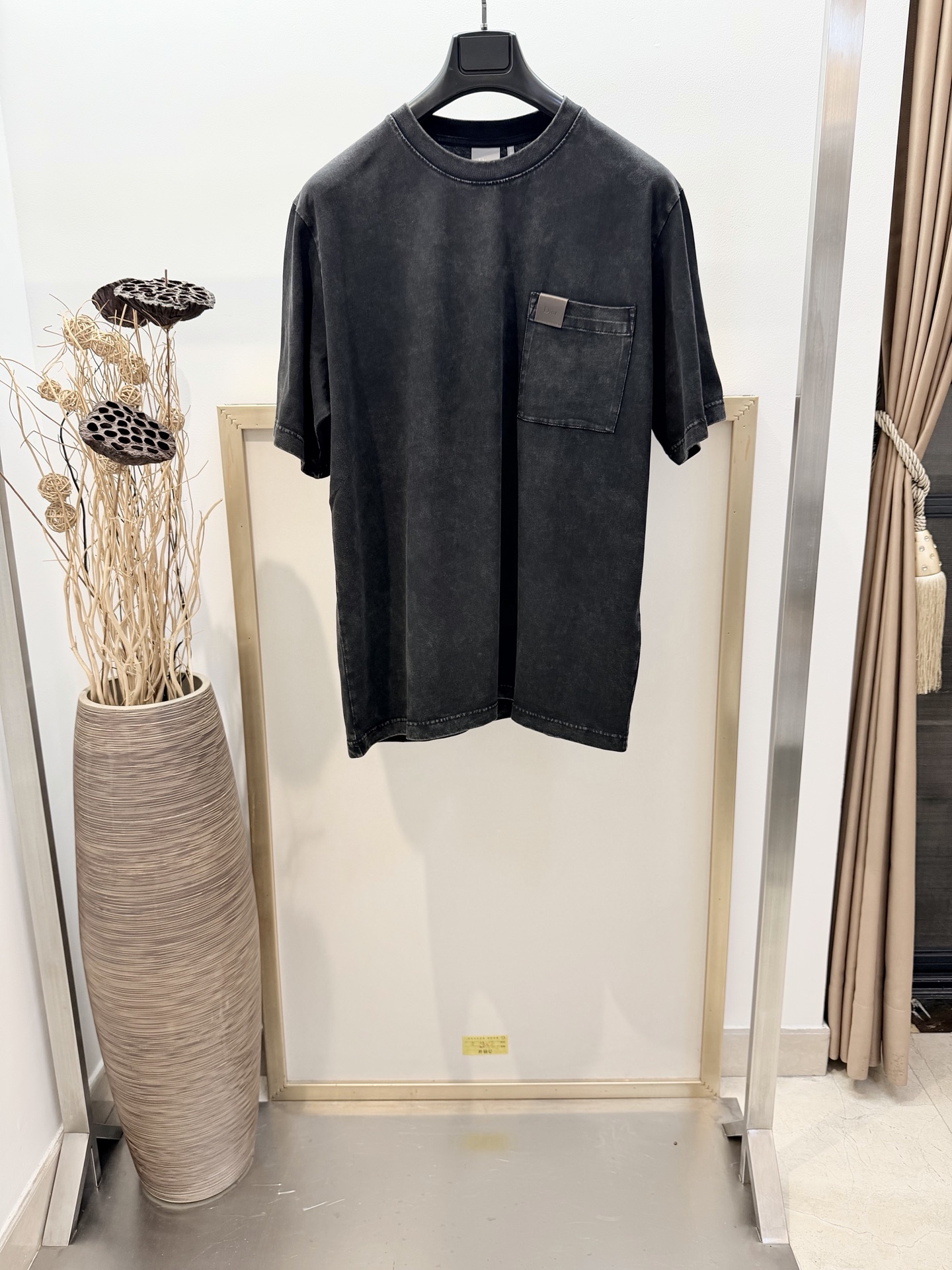 NO:781463,Sizes/m/l/xl Unisex D1OR/DI* CD 2026FW washed and fried color patch pocket leather half-sleeved T-shirt. This T-shirt is a new product in the 2026 summer men's wear series, presenting a simple style. It is carefully made of cotton jersey fabric in garment washed colors, and the patch pockets are embellished with Dio* leather to enhance the style. It can be paired with jeans to become the finishing touch and create a casual look. Decorated with Dio* leather on the front. Chest patch pocket.  Cotton Wash by Dry clean or wrap inside laundry bag Fast machine wash on cold water!  ,Dior-clothing,dior,dior,jeans,tees,t-shirt,19860909Sizes/m/l/xl 男女同款 D1OR/迪* CD 2026FW 洗水炒色贴袋皮革半袖T恤这款 T 恤是二零二六夏季男装系列新品,呈现简约风格.采用棉质平纹针织面料成衣洗水炒色精心制作,贴袋点缀以 Dio* 皮革提升格调.可与牛仔裤搭配,成为点睛之作,打造休闲造型.正面饰以 Dio* 皮革.胸前贴袋. 棉 洗涤方式干洗或反面包裹洗衣袋冷水快速机洗！,迪奥-服装,dior,dior,jeans,tees，t-shirt,,Women's clothing