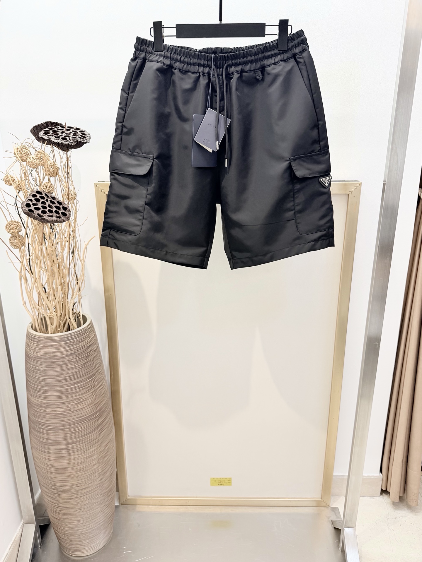 NO:782546,Sizes/m/l/xl Unisex Pr*da/P*da 2026FW These flap cargo shorts have a smooth and dynamic design and are made of innovative recycled nylon fabric, becoming a unique element of the Pr*da series. The classic silhouette features an elastic waistband and is decorated with the iconic enameled metal triangle logo. Elastic drawstring waistband. Internal mesh lining. Front slant pockets and back welt pockets  It is recommended to dry clean or wrap the laundry bag inside out for quick machine washing in cold water!  ,Prada-clothing,prada,shorts,19860909Sizes/m/l/xl 男女同款 Pr*da/普*达 2026FW 这款翻盖工装短裤采用流畅动感设计,选用创新的再生尼龙面料,成为Pr*da系列的独特元素.经典廓形的风格以松紧腰带为特色,并饰有标志性的涂珐琅金属三角形徽标.弹力抽绳腰头.内层网眼衬里.正面斜口插袋与背面嵌线袋 建议干洗或反面包裹洗衣袋冷水快速机洗！,普拉达-服装,prada,shorts,,Women's clothing