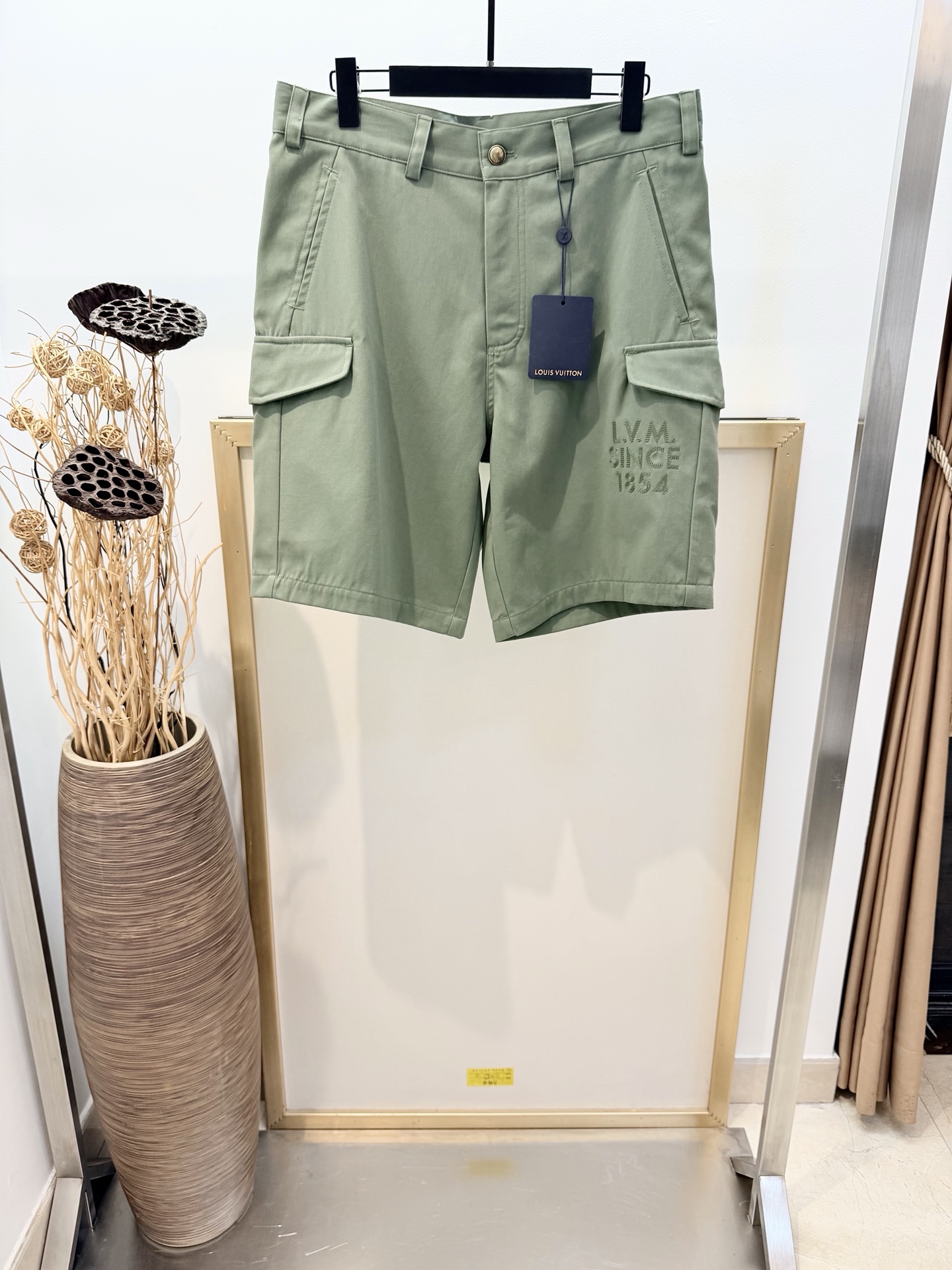 NO:782539,Size46/48/50/52 Unisex 1V Louis Vuitton 2026FW This style of cargo shorts is a classic wardrobe choice to complete the daily look. Made of classic moss green tones of cotton, the texture is soft and slightly textured, and the elastic design of the back waist ensures a comfortable fit. The 2026 Spring and Summer Series 1V Since 1854 classic embroidered logo is decorated on the left leg, which is the finishing touch. Cotton. Logo embroidery on the left leg  Please dry clean or wrap in a laundry bag with cold water on the inside, wash separately and let dry naturally, iron on the inside at medium temperature, do not soak in warm water!  ,Louis Vuitton-clothing,louis vuitton,shorts,19860909Size46/48/50/52码 男女同款 1V 路易家2026FW 本款工装短裤是完善日常造型的经典衣橱佳选.采用经典苔藓绿色调的棉质织造,质地柔软略带纹理,后腰弹性设计确保穿着舒适.左裤腿处饰有 2026 年春夏系列 1V Since 1854经典刺绣标识,成为点睛之笔. 棉.左裤腿标识刺绣 请干洗或反面冷水包裹洗衣袋单独洗涤自然晾干反面中温熨烫,切勿温热水浸泡！,路易威登-服装,louis vuitton,shorts,,Women's clothing