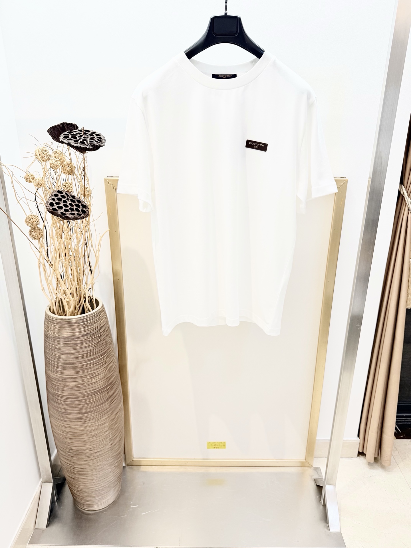 NO:782529,Size 46/48/50/52, same style for men and women 1V Louis Vuitton 2026FW This high-quality cotton half-sleeved T-shirt enters the 2026 spring and summer show with a simple design. The genuine leather logo is subtlely embellished on the chest, and the Marque 1.Vuitton Déposée logo woven patch rests on the back. Cotton. Ribbed collar. Decorated with a logo leather patch on the chest. There is a logo patch on the back.  Please dry clean or wrap in a laundry bag with cold water on the inside, wash separately and let dry naturally, iron on the inside at medium temperature, do not soak in warm water!  ,Louis Vuitton-clothing,louis vuitton,tees,t-shirt,19860909Size46/48/50/52码 男女同款 1V 路易家2026FW 本款优质棉质半袖T恤以简单设计迈入 2026 春夏秀场.真皮标识含蓄点缀胸前,Marque 1.Vuitton Déposée 标识梭织贴饰栖身背后. 棉.罗纹衣领.胸前饰有标识皮章.后部配有标识贴饰 请干洗或反面冷水包裹洗衣袋单独洗涤自然晾干反面中温熨烫,切勿温热水浸泡！,路易威登-服装,louis vuitton,tees，t-shirt,,Women's clothing