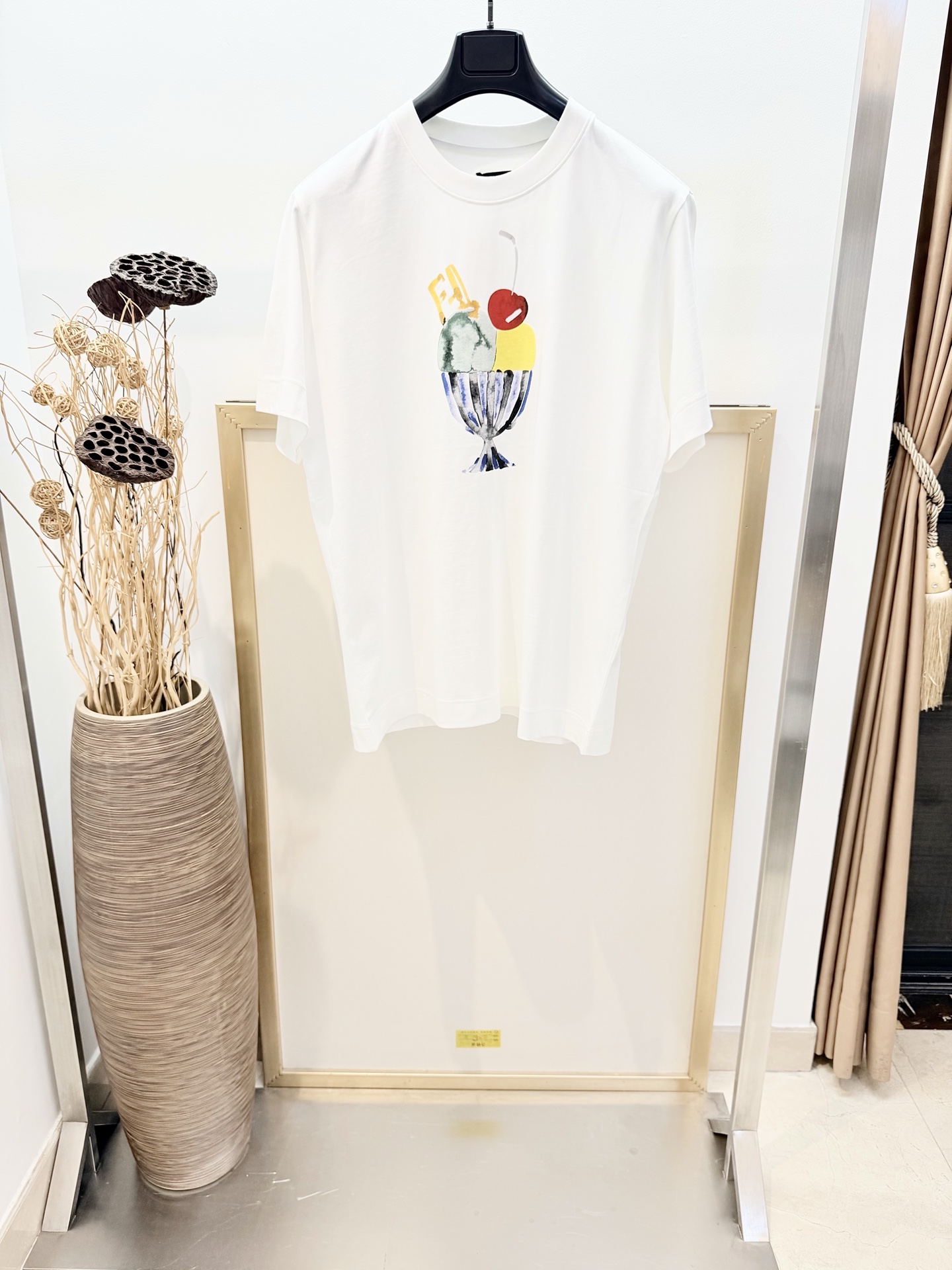 NO:785771,Sizes/m/l/xl Unisex Fe*di / Fen* 2026SS standard fit round neck short-sleeved T-shirt made of white cotton. Decorated with a color-blocked watercolor three-dimensional effect ice cream print in the center of the front. Washing method Dry clean or wrap inside a laundry bag for quick cold water machine wash!  !  Do not machine wash front side soak/warm water!  ,Fendi-clothing,fendi,T-shirt,tees,t-shirt,19860909Sizes/m/l/xl男女同款 Fe*di /芬* 2026SS标准版型圆领短袖T恤 白色纯棉材质.正面中央饰有拼色水彩立体效果冰淇淋印花. 洗涤方式干洗或反面包裹洗衣袋冷水快速机洗！！不得正面机洗浸泡/温热水洗涤！,芬迪-服装,fendi,T-shirt,tees，t-shirt,,Women's clothing