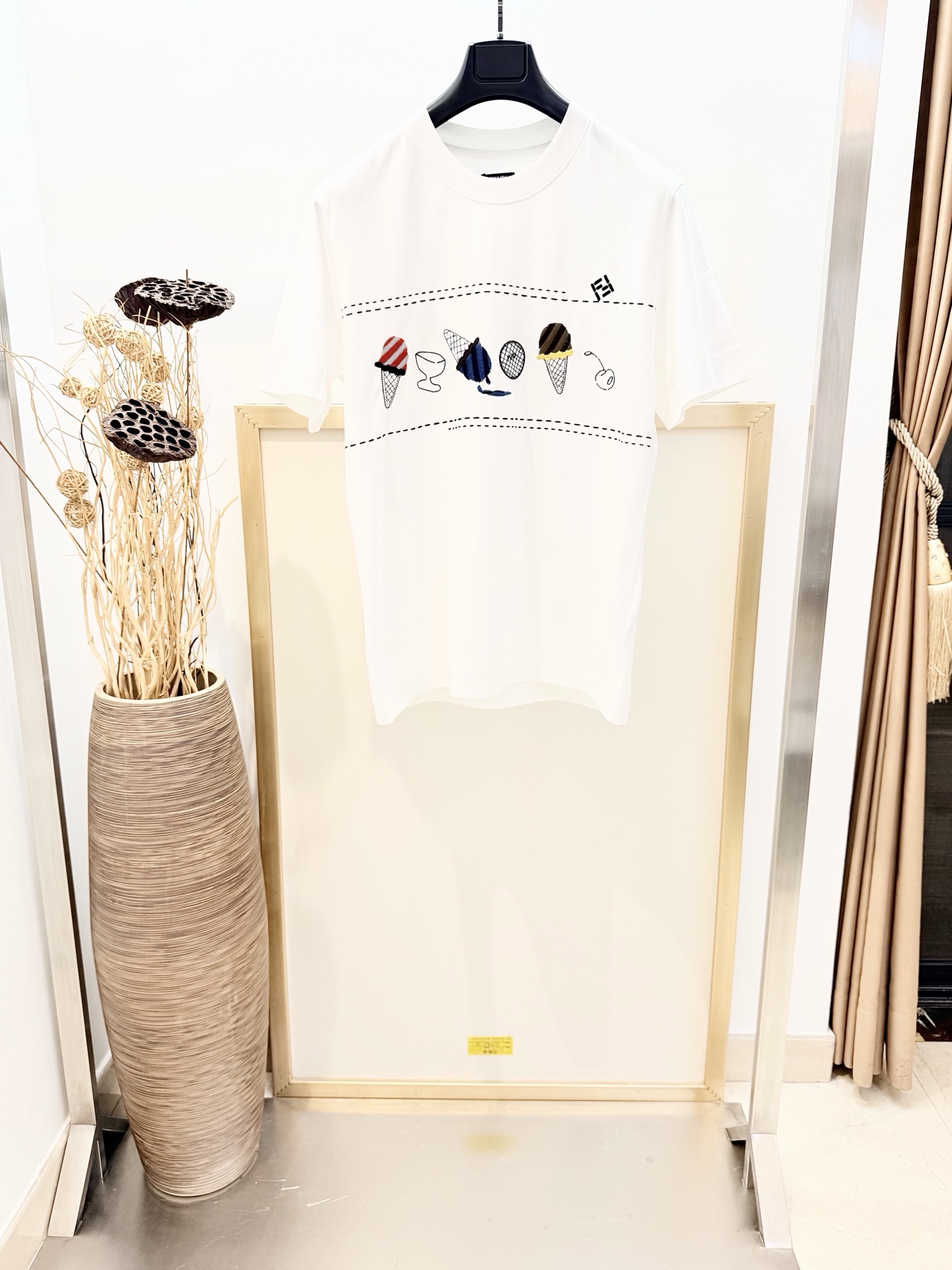 NO:785776,Sizes/m/l/xl Unisex Fe*di / Fen* 2026SS standard fit short-sleeved round neck T-shirt. Made of white cotton. Beautifully embroidered in the center of the front with a color-blocked ice cream pattern and FF details. Washing method Dry clean or wrap inside a laundry bag for quick cold water machine wash!  !  Do not machine wash front side soak/warm water!  ,Fendi-clothing,fendi,T-shirt,tees,t-shirt,19860909Sizes/m/l/xl男女同款 Fe*di /芬* 2026SS 标准版型短袖圆领T恤.白色纯棉材质.正面中央精美刺绣有拼色冰淇淋图案和FF细节. 洗涤方式干洗或反面包裹洗衣袋冷水快速机洗！！不得正面机洗浸泡/温热水洗涤！,芬迪-服装,fendi,T-shirt,tees，t-shirt,,Women's clothing