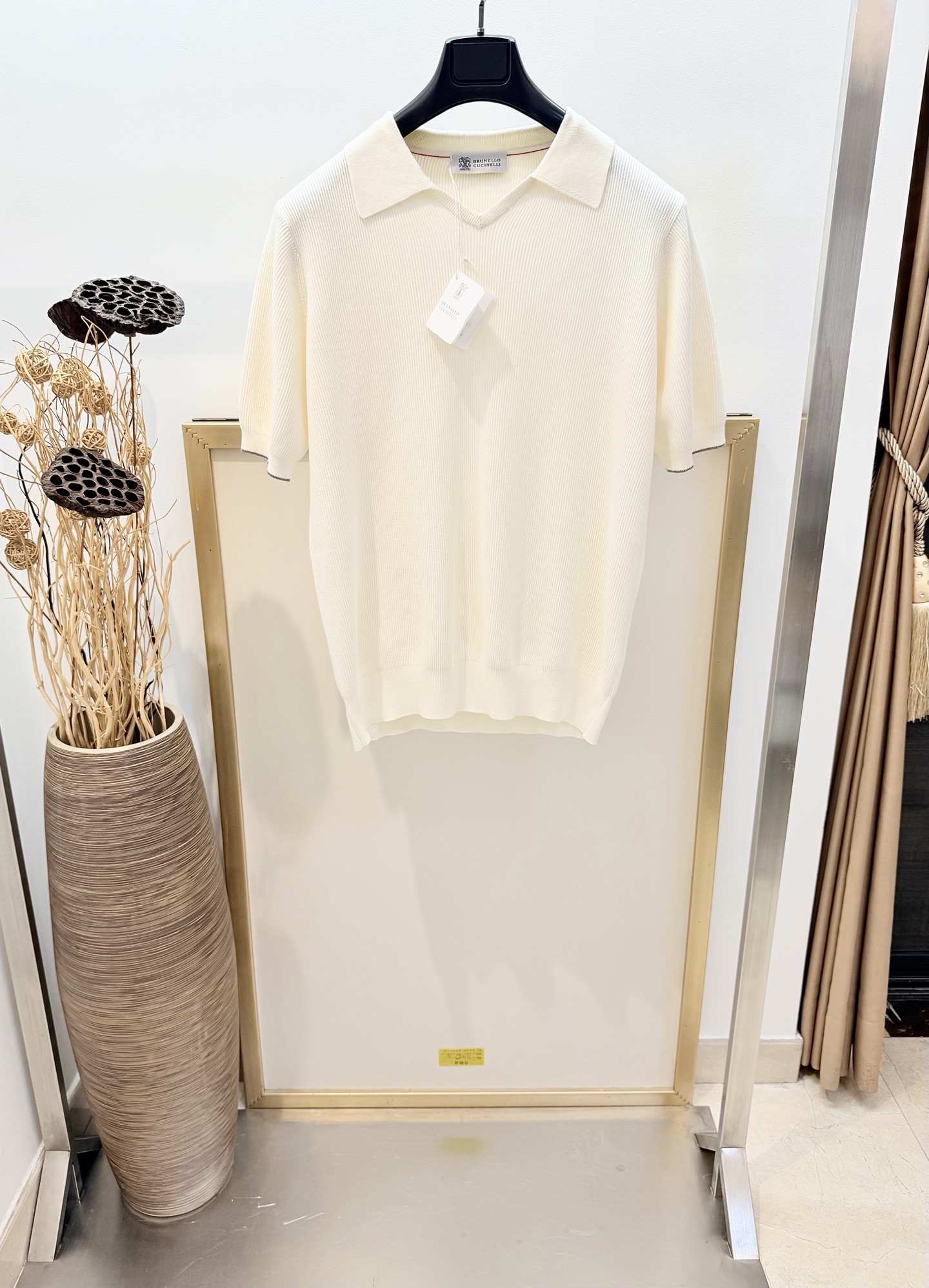 NO:785766,Size 46/48/50/52, navy blue/off-white, same style for men and women. BC/Brunello Cucinelli Italian top luxury #low-key old money style #English seagull collar rib knitted polo shirt. The combination of exquisite details and natural yarns enhances the simple but elegant style of this cotton knitted polo shirt.V  The slim collar evokes a touch of classic style, while an English ribbed knit texture refines this season's colors and adds traditional charm to sporty silhouettes. Contrast trim at the edges of the cuffs completes the style with a touch of sophistication. Cotton Wash dry clean or machine wash cold on the inside out in a laundry bag!  !  Do not machine wash front side soak/warm water!  ,menswear,brunello cucinelli,19860909Size46/48/50/52码 海军蓝/米白两色 男女同款 BC/Brunello Cucinelli 意式顶奢#低调老钱风#英式海鸥领罗纹针织马球衫.考究细节与天然纱线的组合,提升了这款棉针织马球衫的简约但高雅的风格.V 型小衣领唤起了一抹经典范儿,而英式罗纹针织纹理使本季的色彩更为精美,并为运动品味的轮廓添增传统魅力.袖口边缘的撞色修饰最后以精致感完美了衣服的风格设计. 棉 洗涤方式干洗或反面包裹洗衣袋冷水快速机洗！！不得正面机洗浸泡/温热水洗涤！,男装,brunello cucinelli,,Women's clothing