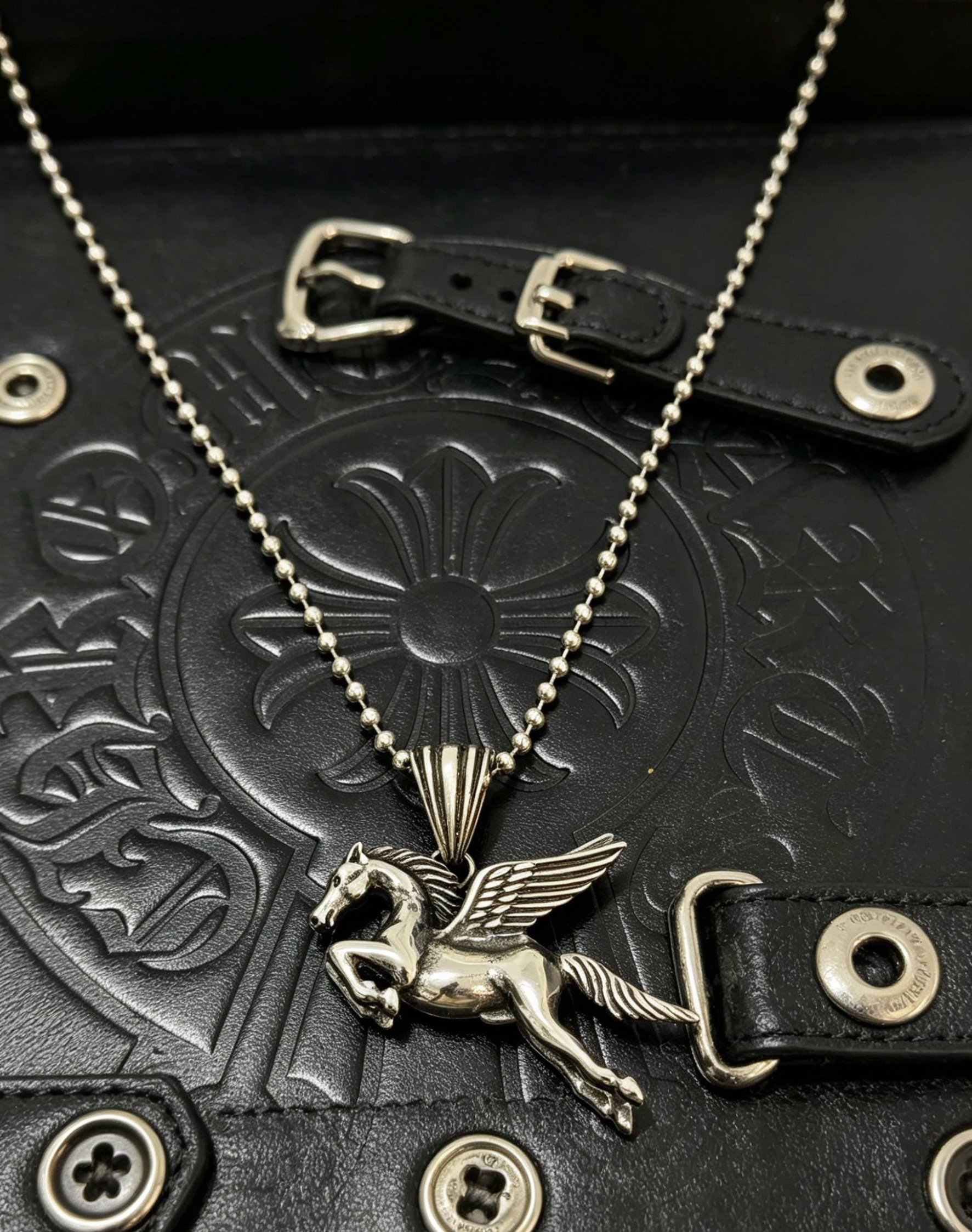 Chrome Hearts 克罗心飞马吊坠项链 希腊神话珀伽索斯造型 立体雕刻细节拉满 925银做旧工艺 圆珠链搭配