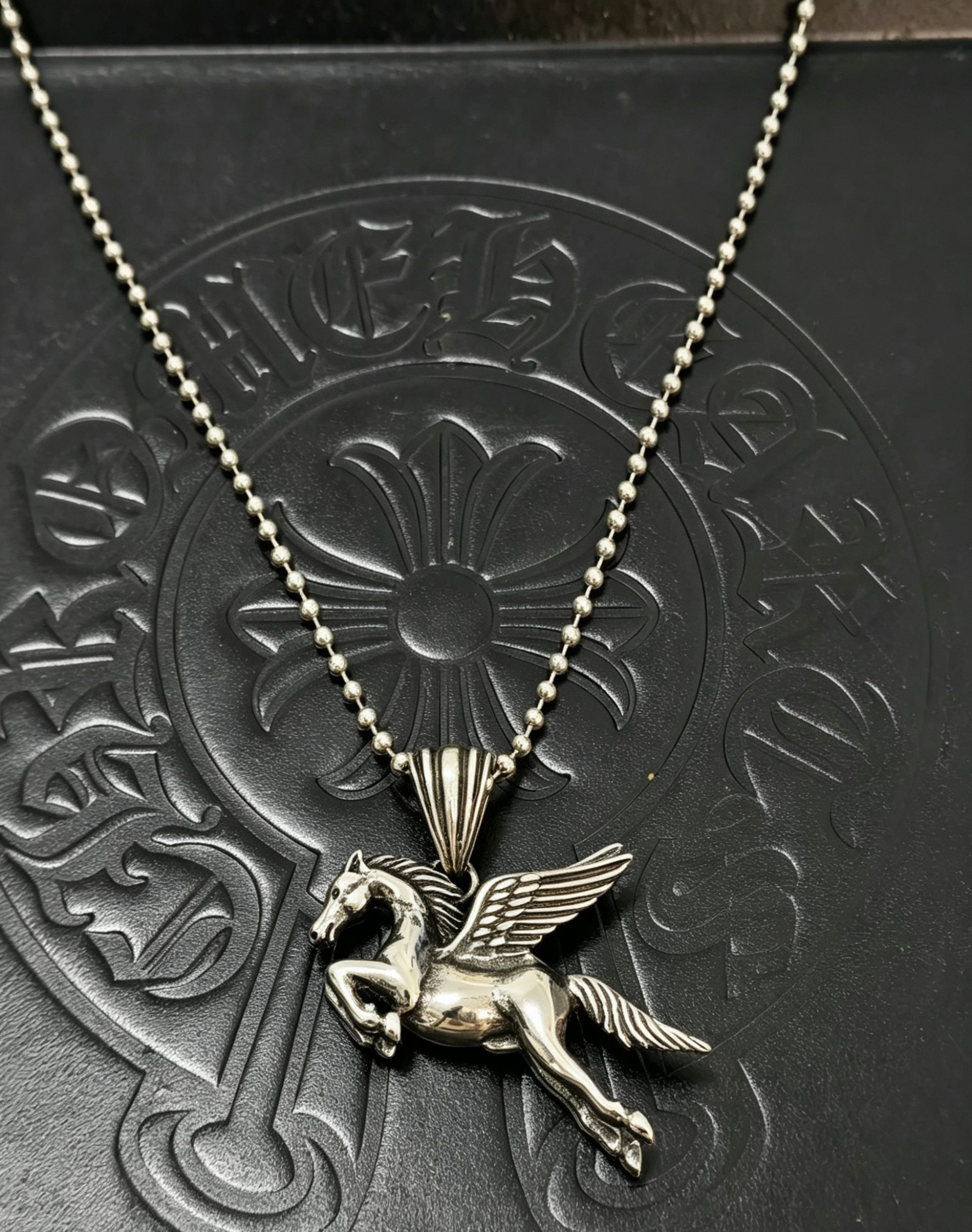 Chrome Hearts 克罗心飞马吊坠项链 希腊神话珀伽索斯造型 立体雕刻细节拉满 925银做旧工艺 圆珠链搭配
