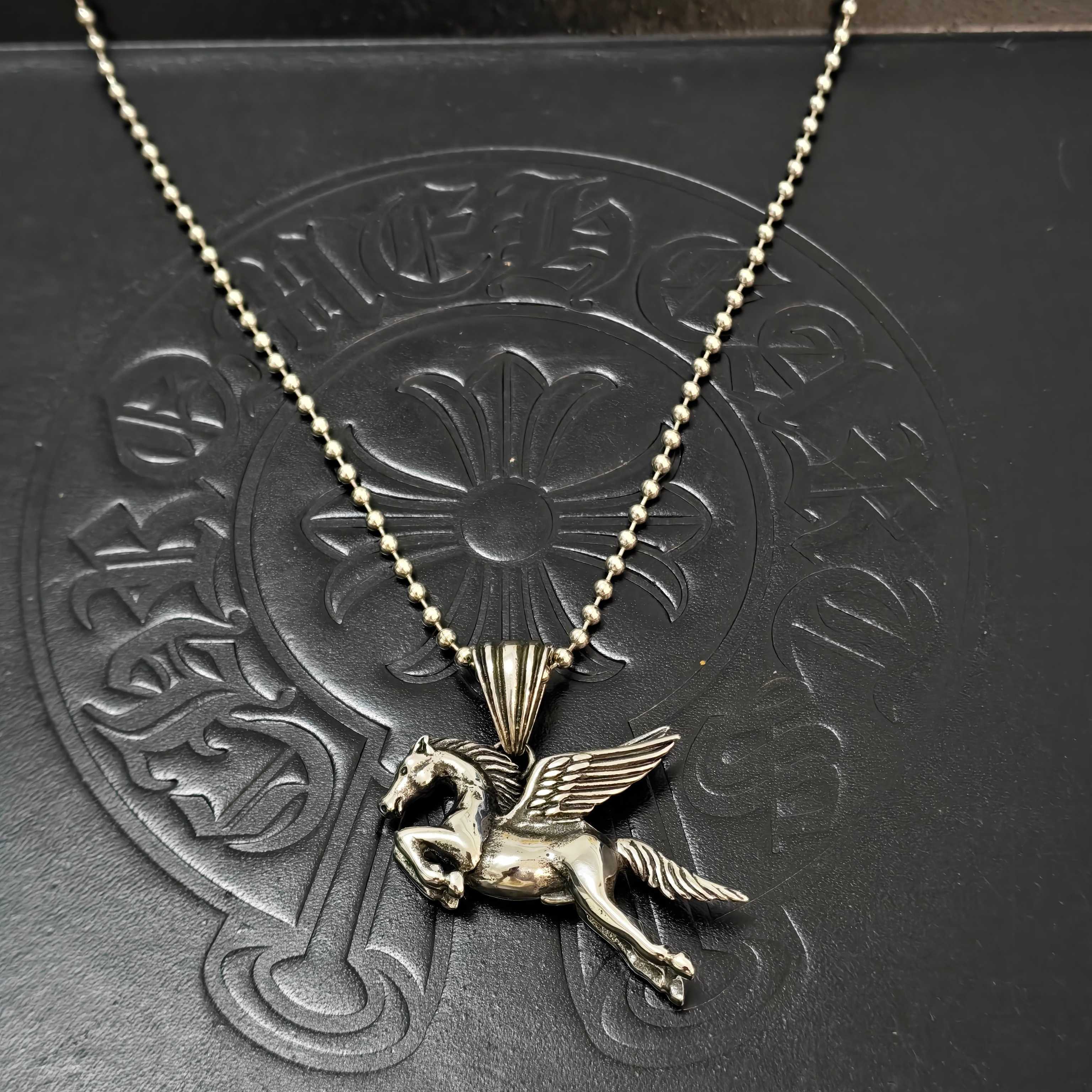Chrome Hearts 克罗心飞马吊坠项链 希腊神话珀伽索斯造型 立体雕刻细节拉满 925银做旧工艺 圆珠链搭配