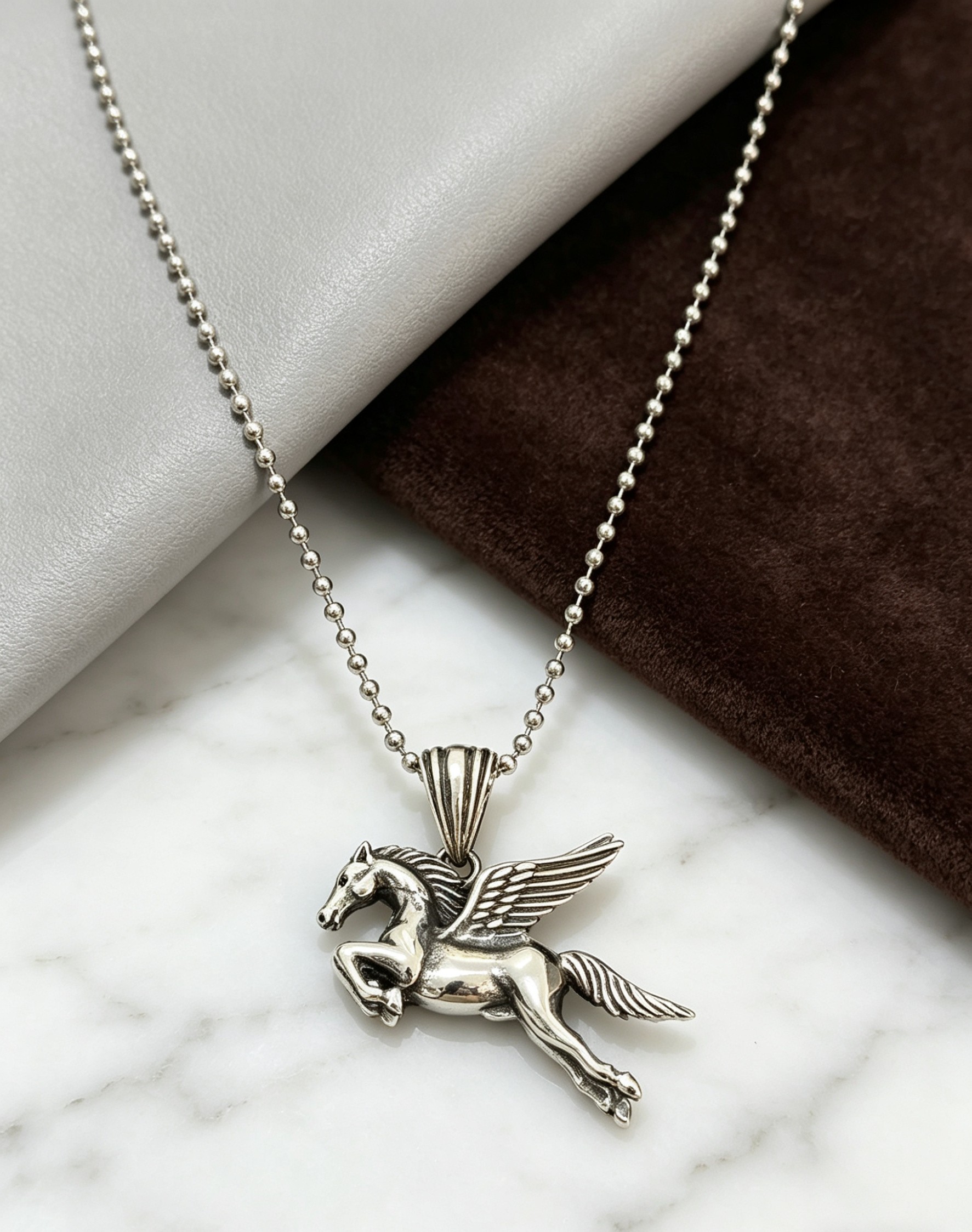 Chrome Hearts 克罗心飞马吊坠项链 希腊神话珀伽索斯造型 立体雕刻细节拉满 925银做旧工艺 圆珠链搭配