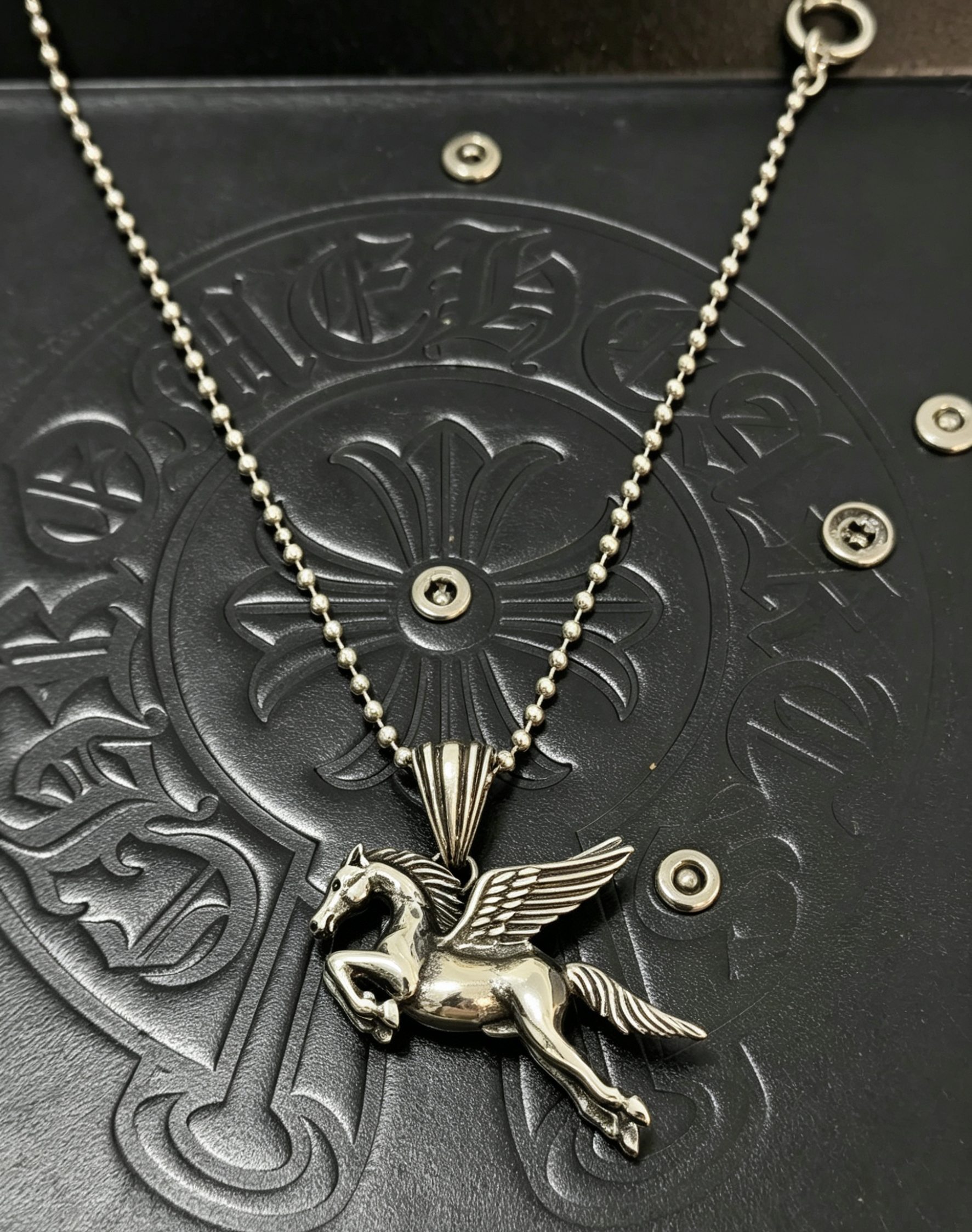 Chrome Hearts 克罗心飞马吊坠项链 希腊神话珀伽索斯造型 立体雕刻细节拉满 925银做旧工艺 圆珠链搭配