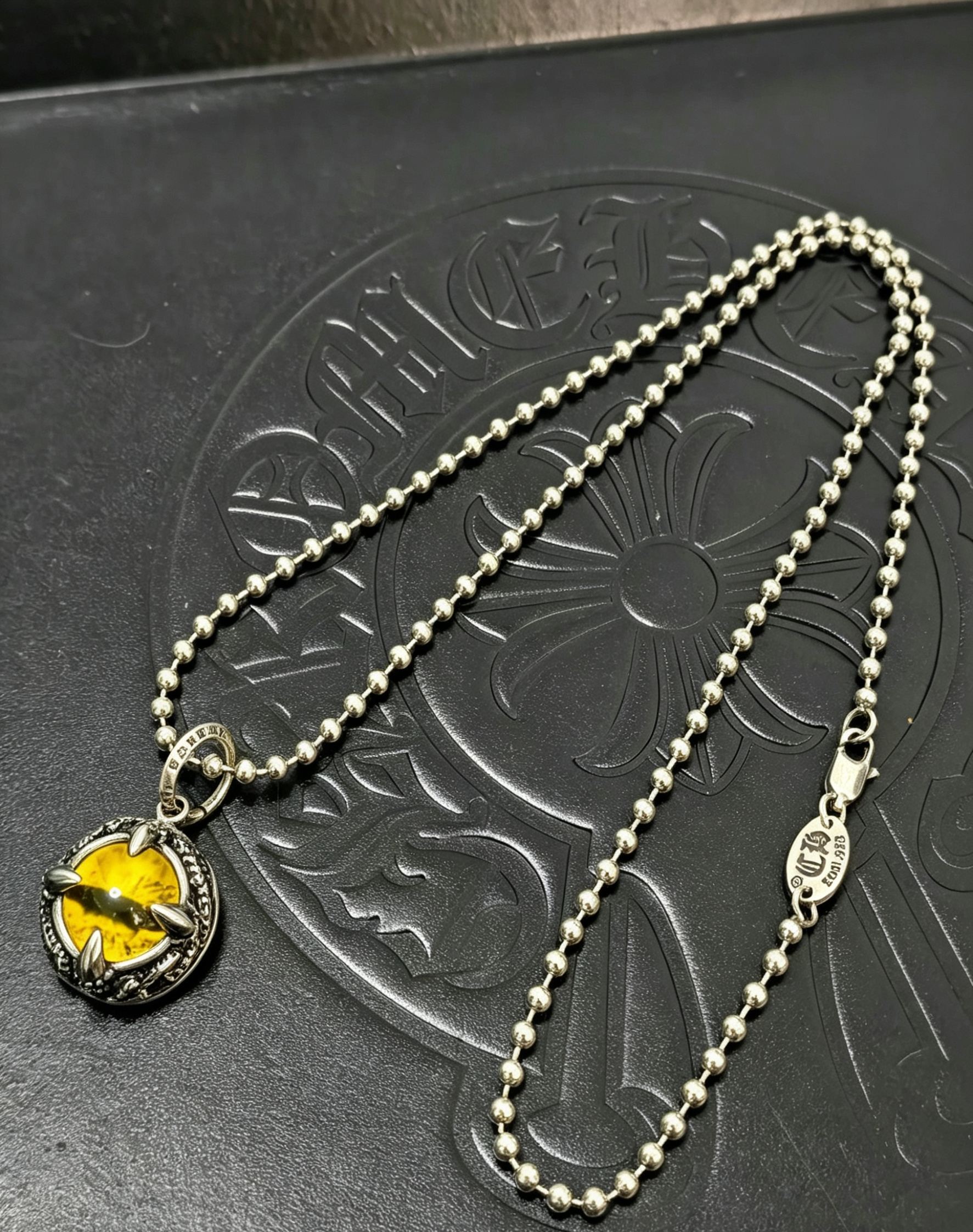 Chrome Hearts 克罗心恶魔眼吊坠项链 银爪镶嵌黄瞳魔眼 纹路逼真哥特感拉满 做旧质感拉满 圆珠链搭配