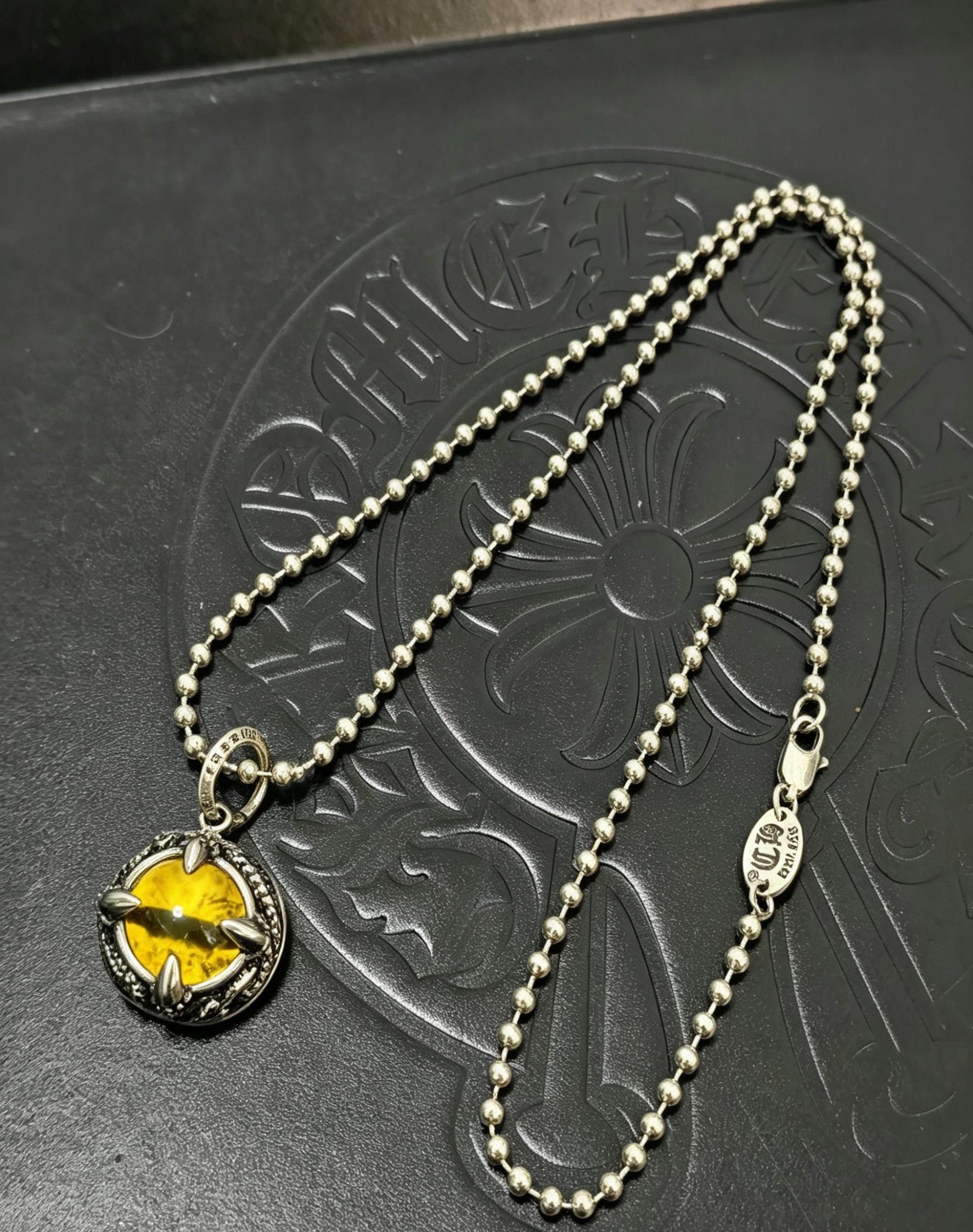 Chrome Hearts 克罗心恶魔眼吊坠项链 银爪镶嵌黄瞳魔眼 纹路逼真哥特感拉满 做旧质感拉满 圆珠链搭配
