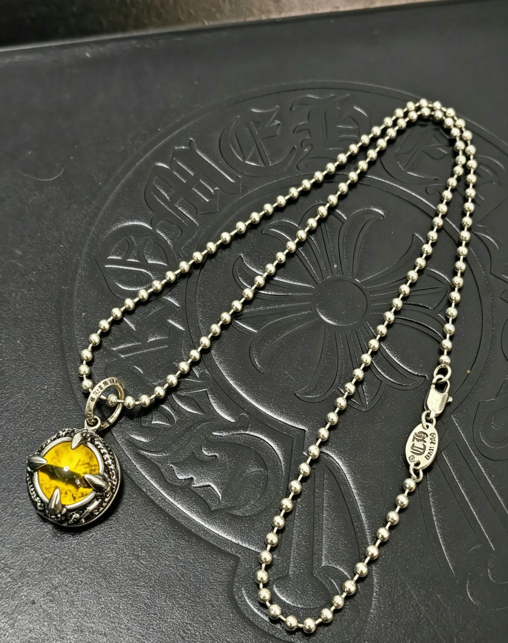 Chrome Hearts 克罗心恶魔眼吊坠项链 银爪镶嵌黄瞳魔眼 纹路逼真哥特感拉满 做旧质感拉满 圆珠链搭配