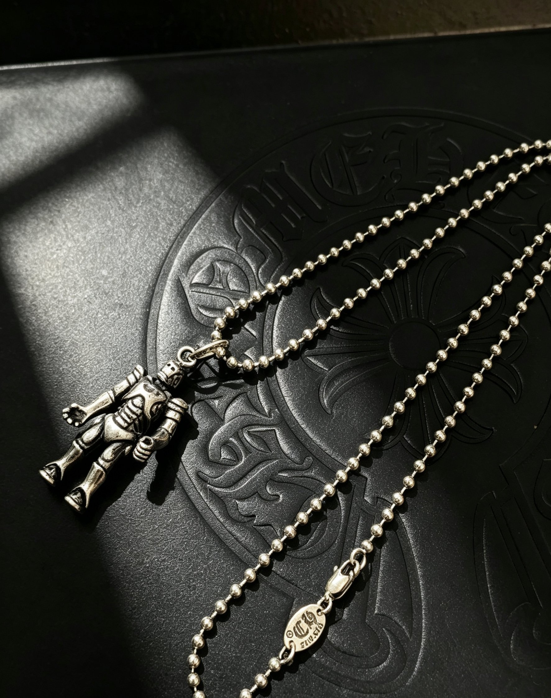 Chrome Hearts 克罗心机器人吊坠项链 机甲造型立体雕刻 关节盔甲细节精湛 做旧工艺加持 圆珠链搭配