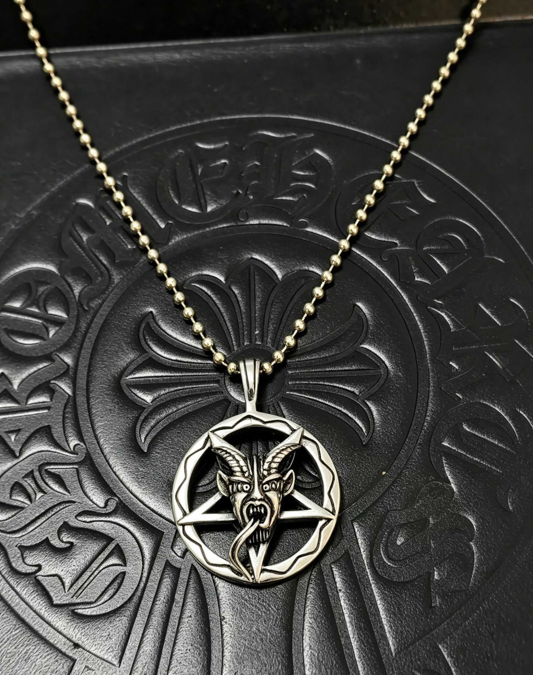 Chrome Hearts 克罗心五芒星羊头吊坠项链 撒旦图腾镂空雕刻 做旧银质质感高级 圆珠链搭配 暗黑哥特风天花板