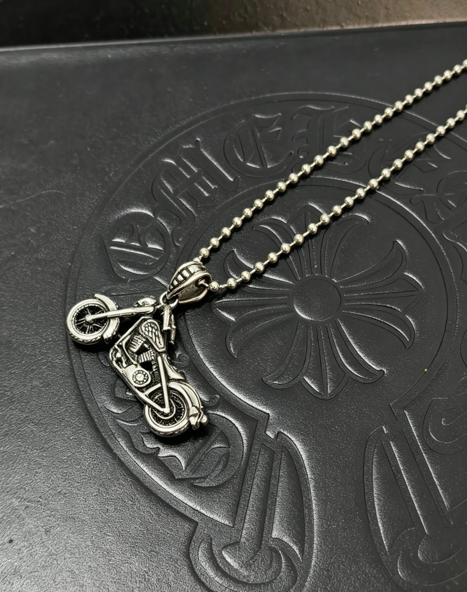 Chrome Hearts 克罗心摩托车吊坠项链 机车造型立体雕刻 细节拉满 做旧工艺质感高级 圆珠链搭配 美式机车风拉满